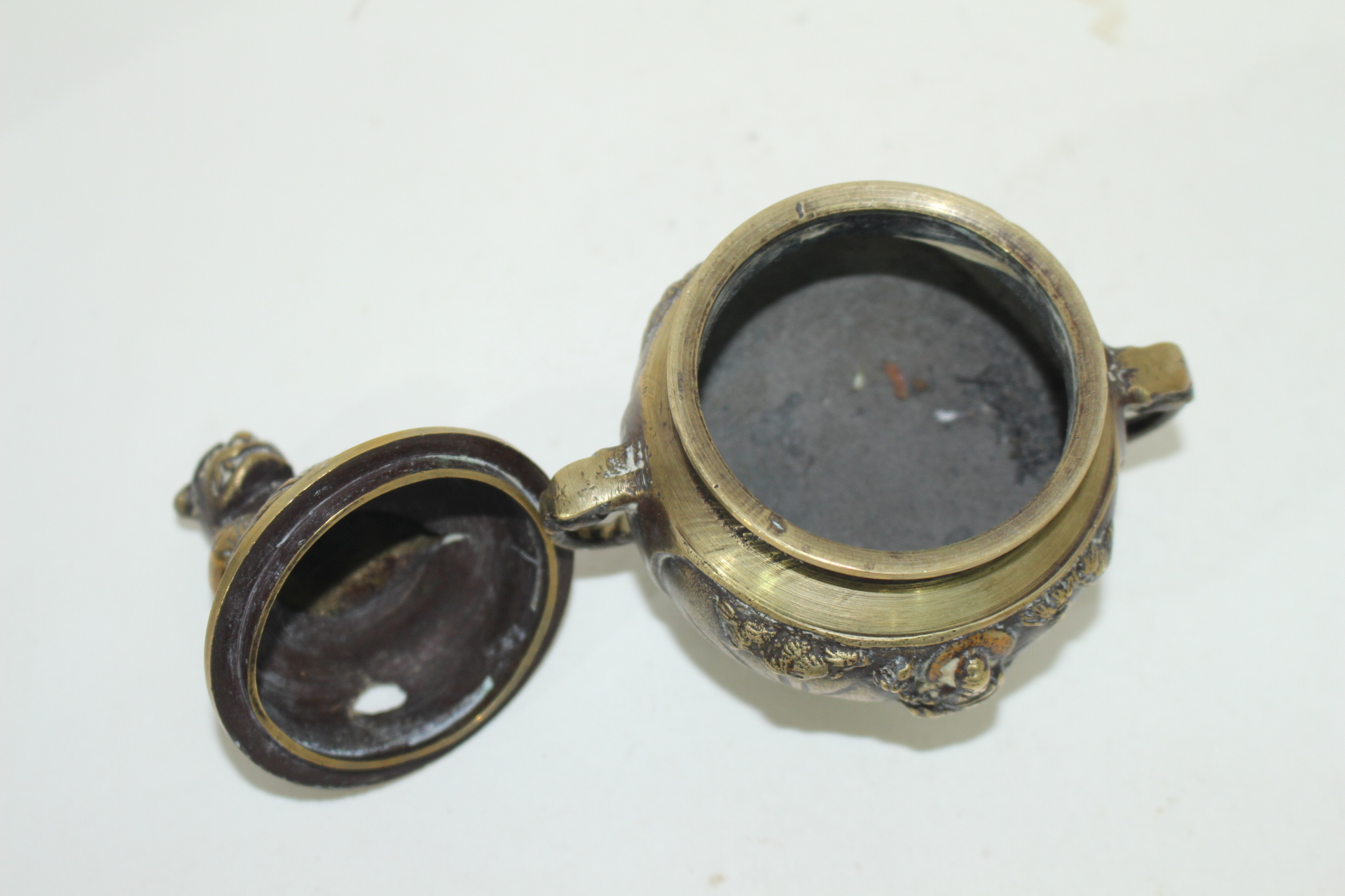 연대좋은 청동에 좌불상이 조각된 향로