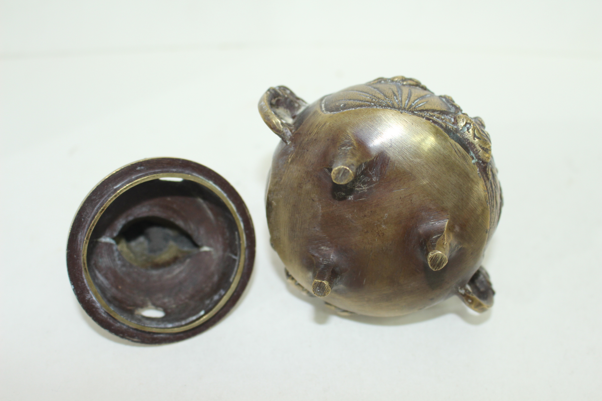 연대좋은 청동에 좌불상이 조각된 향로