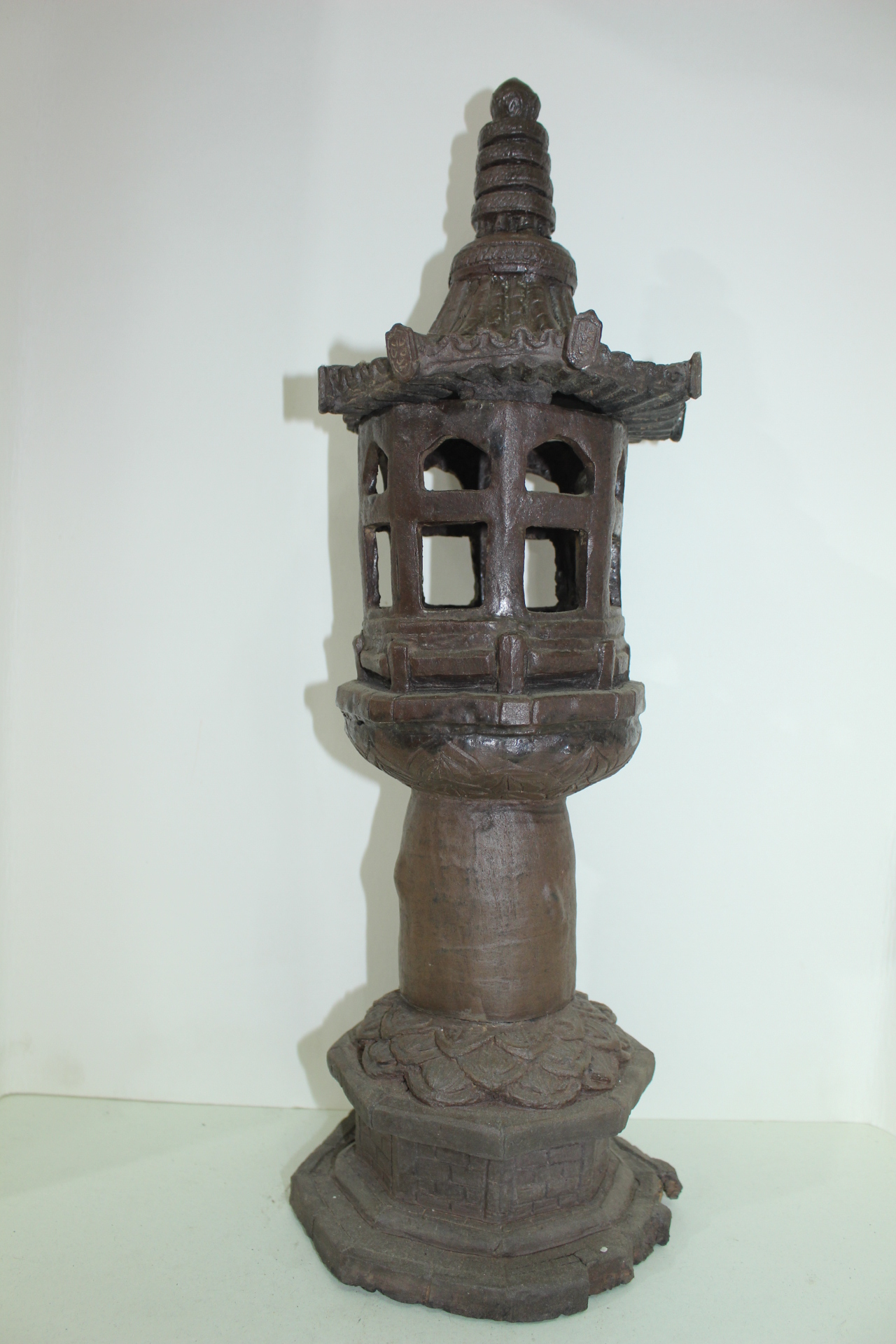 옹기로된 대형크기의 옹기등 탑