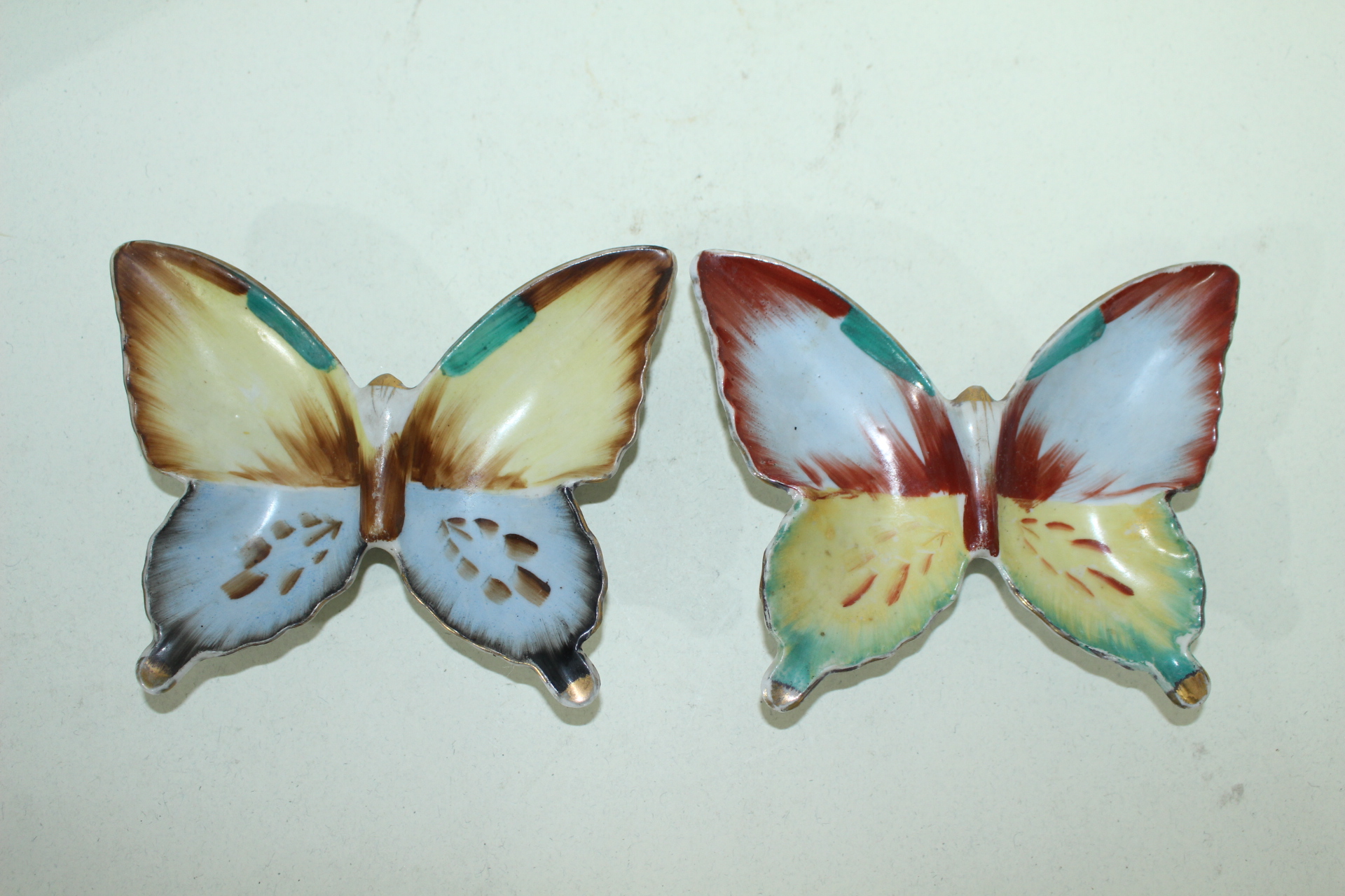 외사기 연대의 백자 나비완 2점