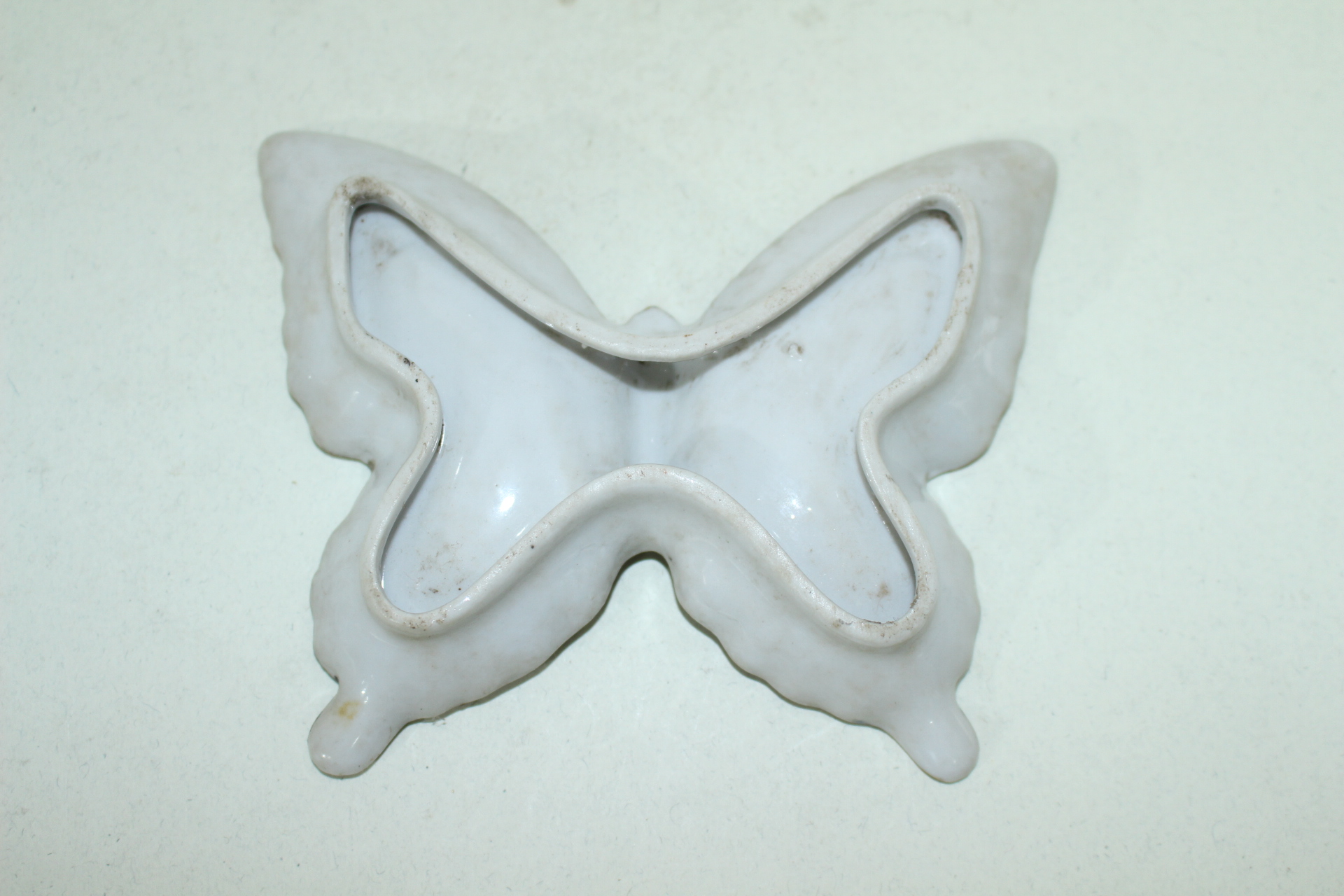 외사기 연대의 백자 나비완 2점