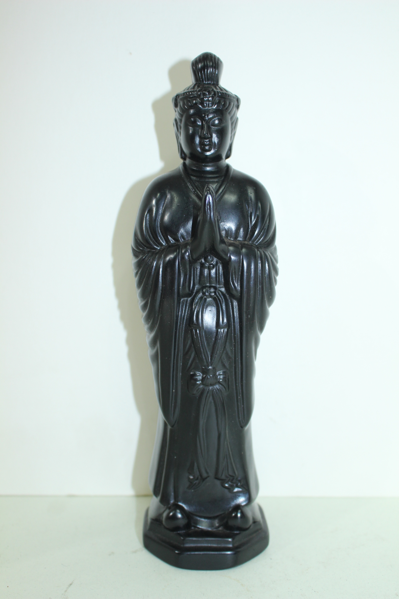 아지석 흑오석돌을 통으로 조각한 부처님입상