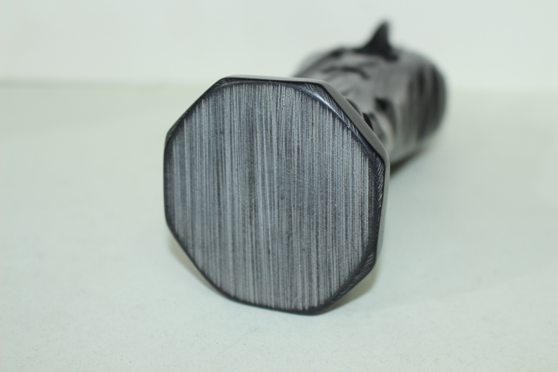 아지석 흑오석돌을 통으로 조각한 부처님입상