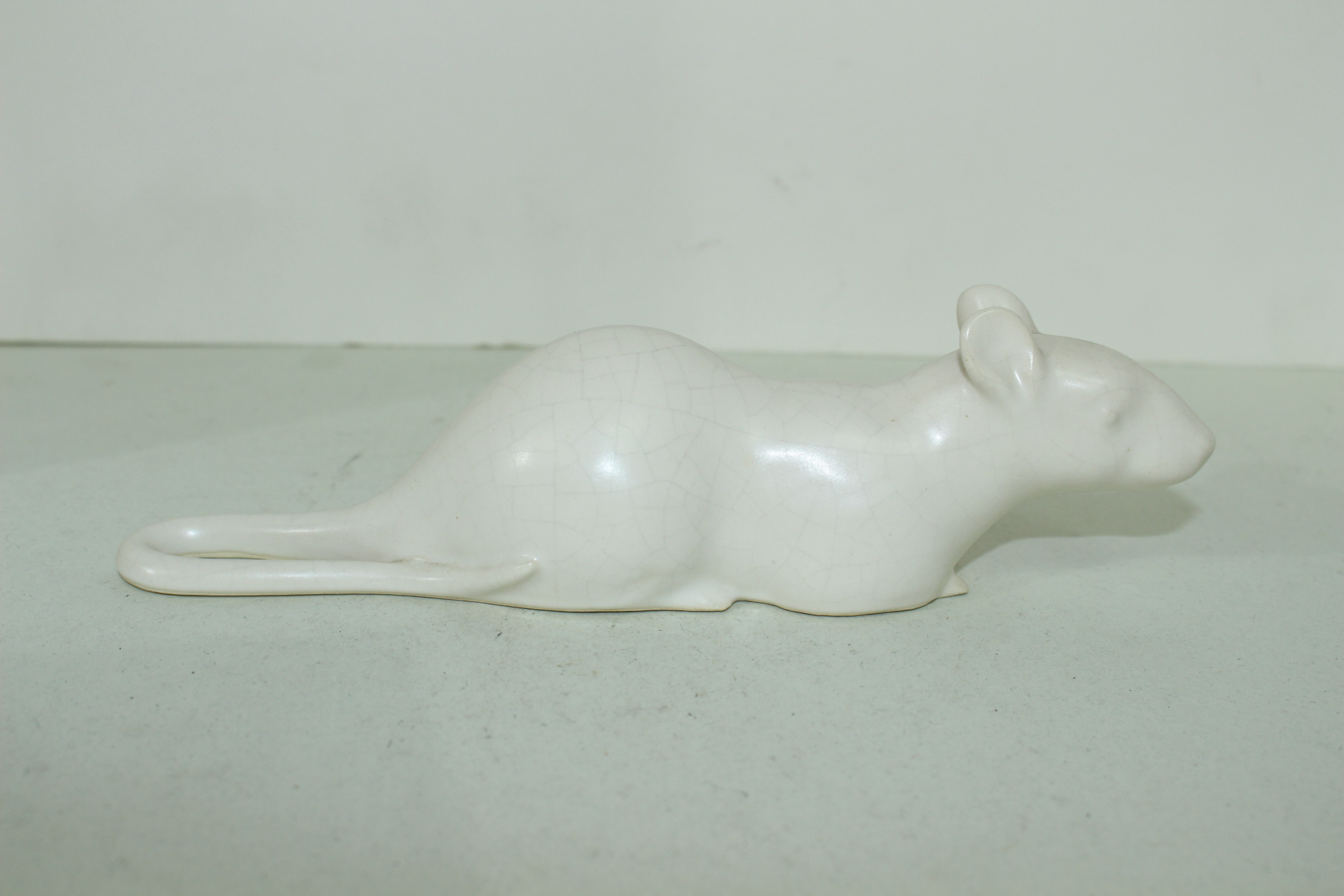 작가의 작품인 백자 쥐조각상