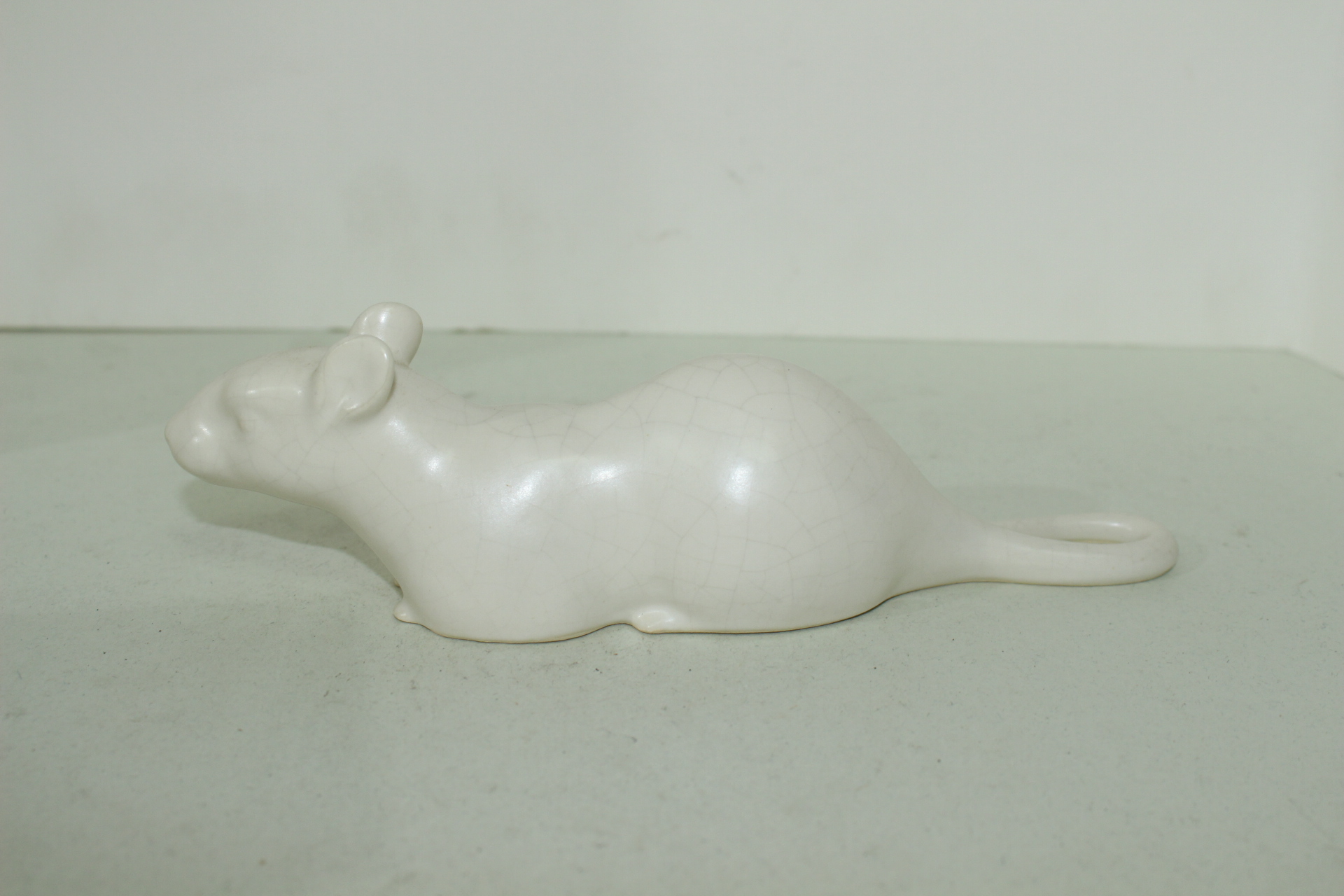 작가의 작품인 백자 쥐조각상