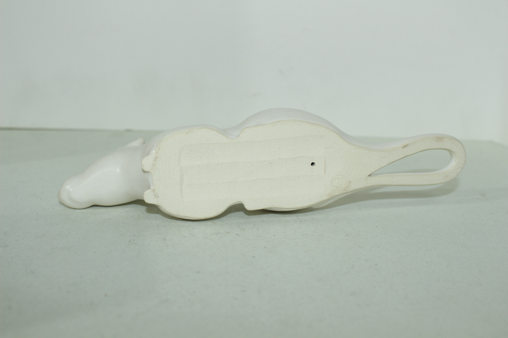 작가의 작품인 백자 쥐조각상