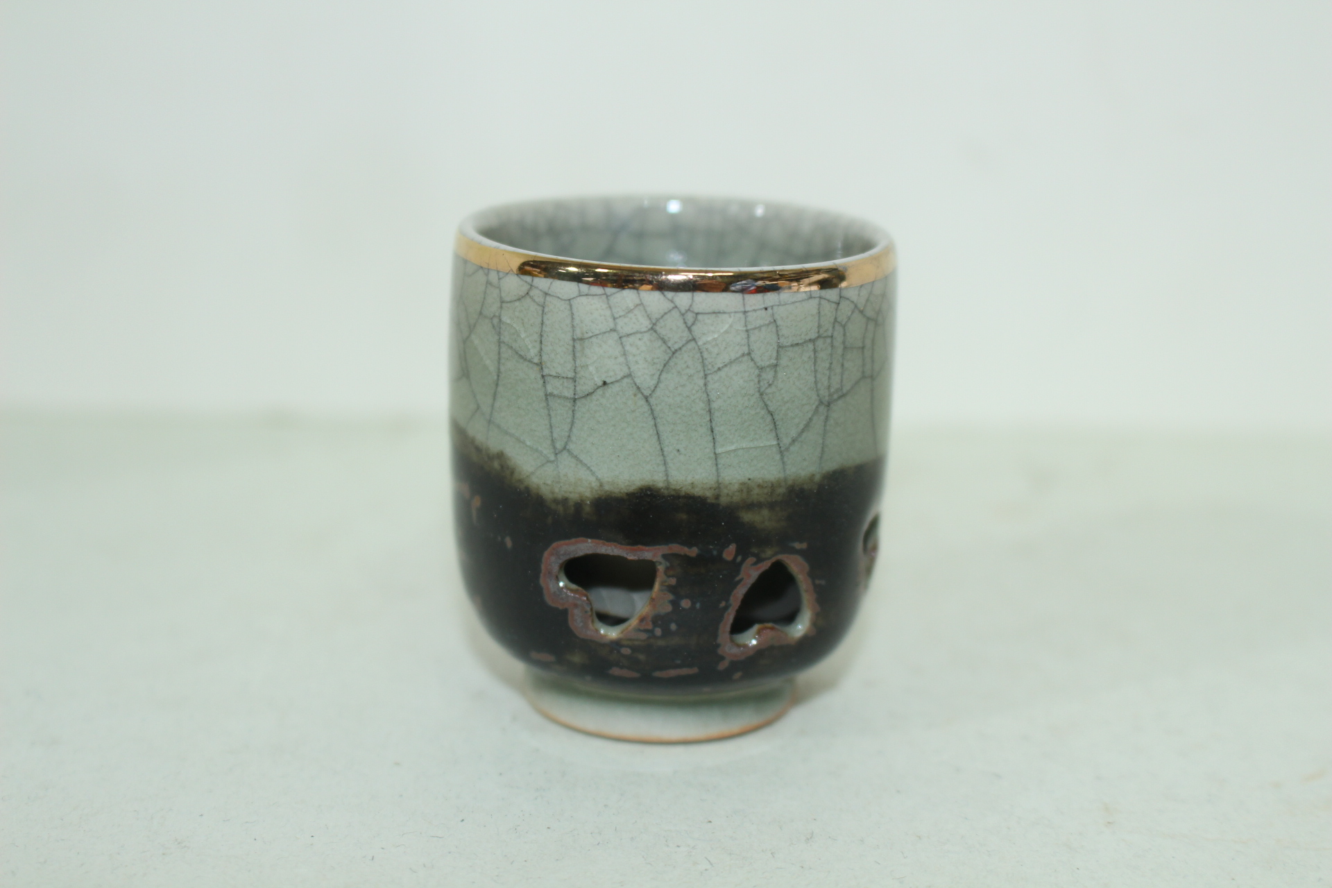 연대가좋은 청자투각마문 잔