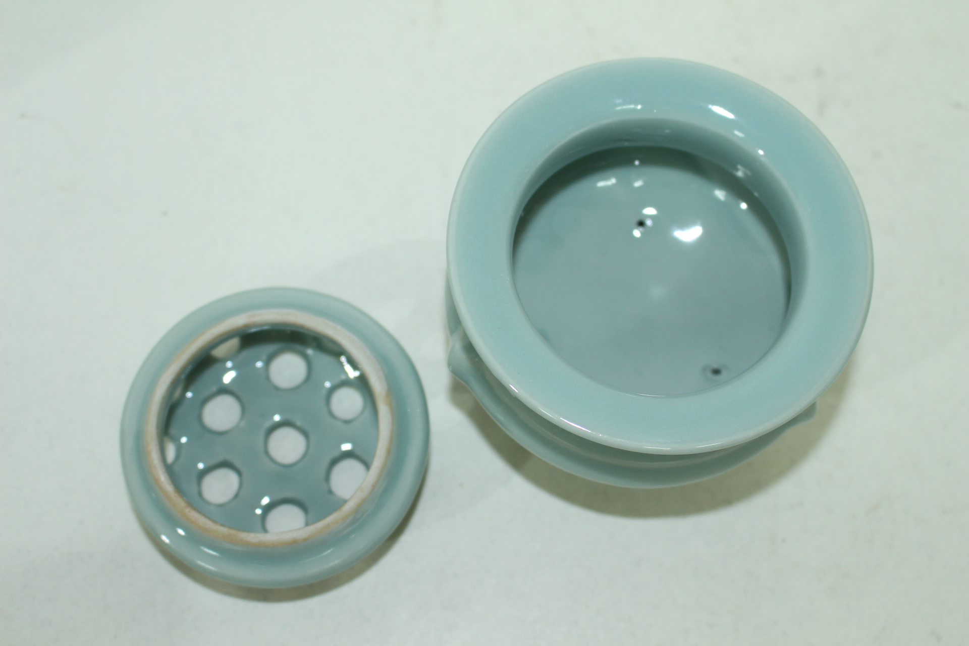 빛깔이 좋은 청자 향로