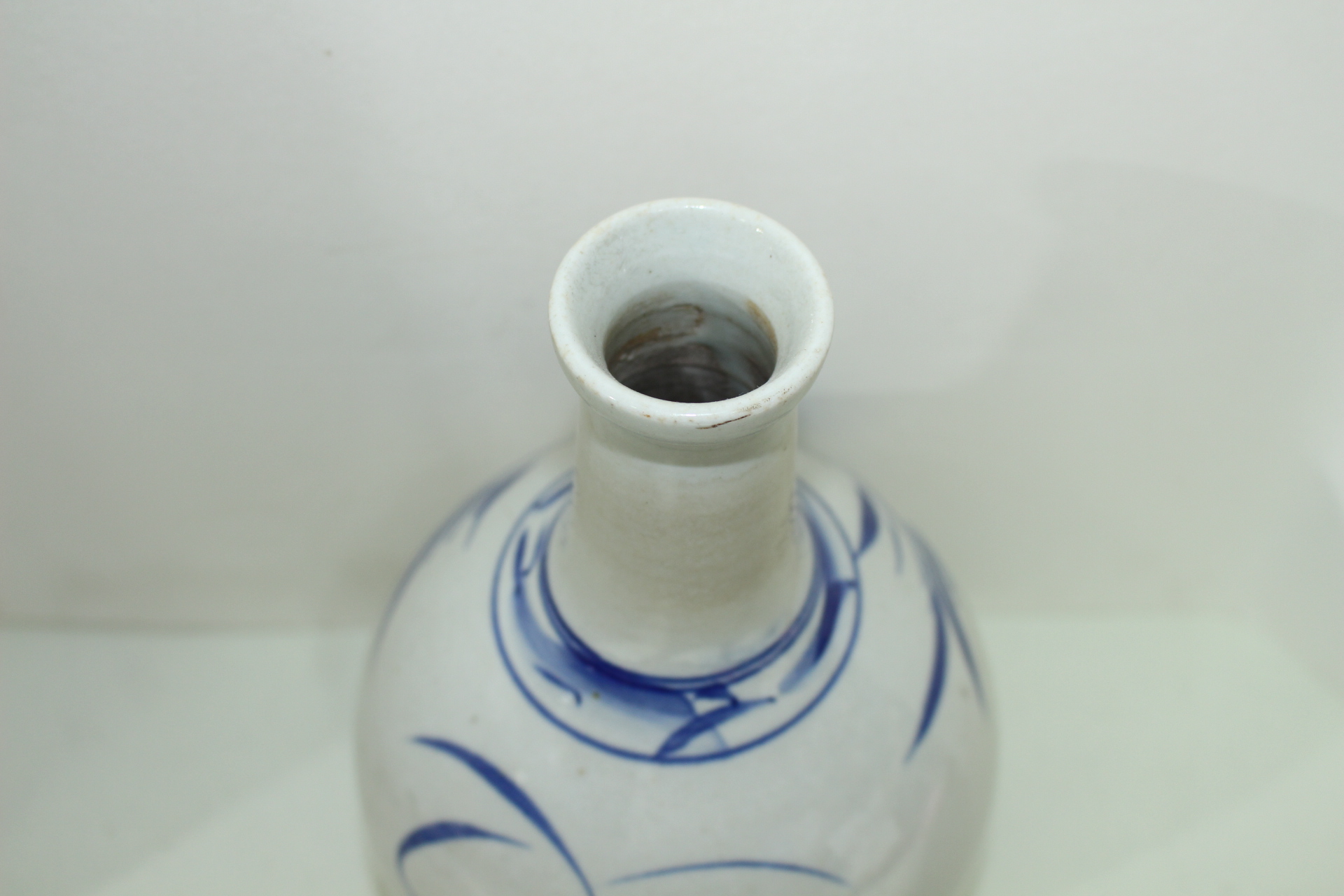 100년이상된 청화백자 초화문 주병