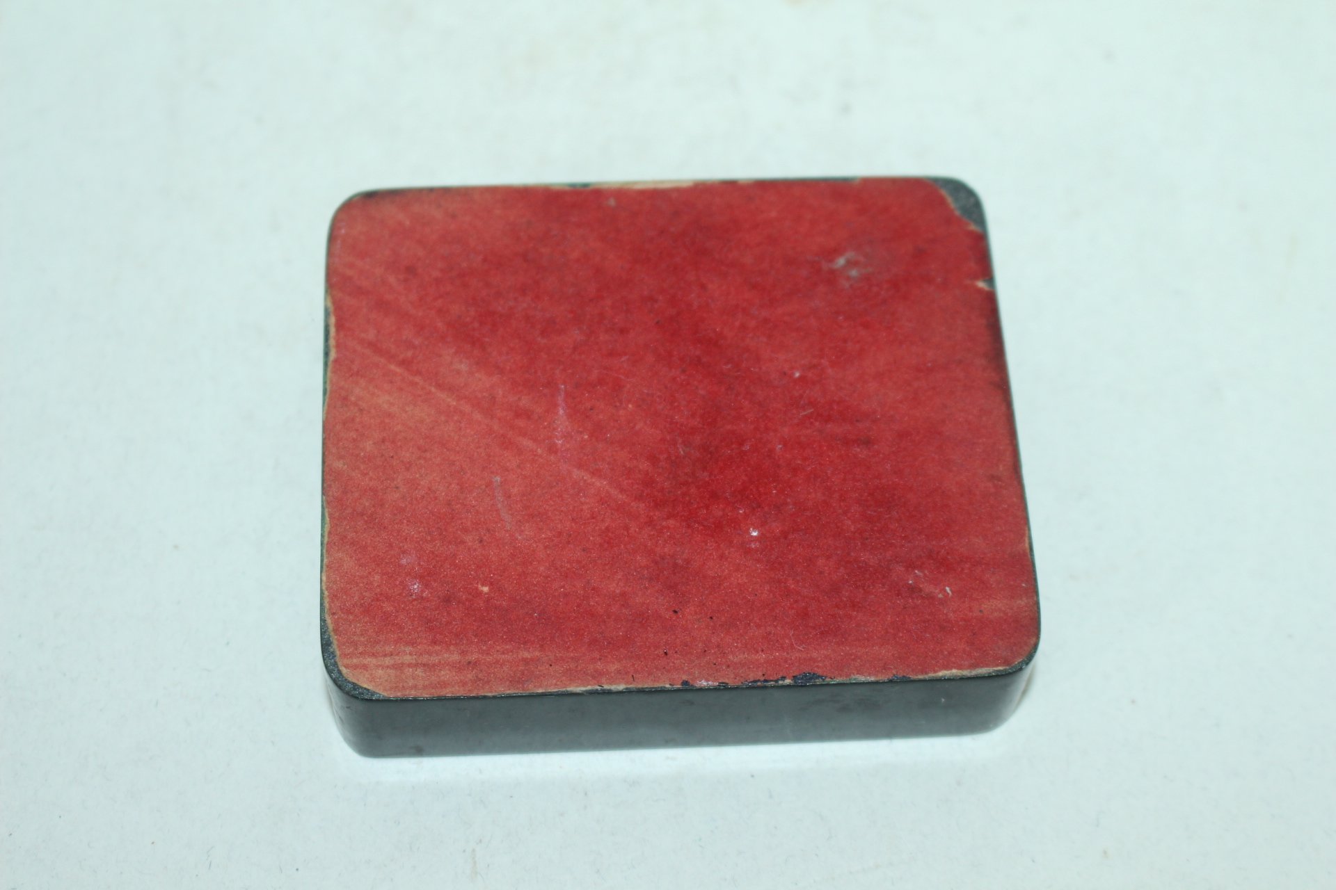 검은오석돌에 산수문이 조각된 문진