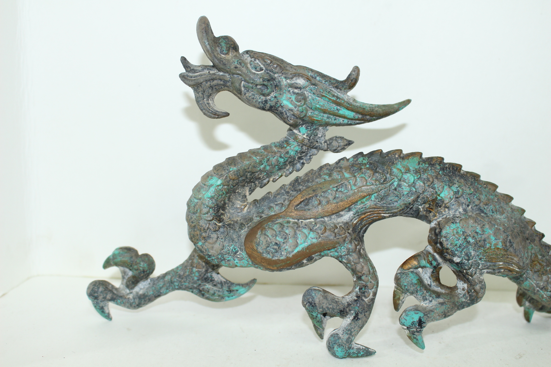 금속합금재질로된 용 조각상