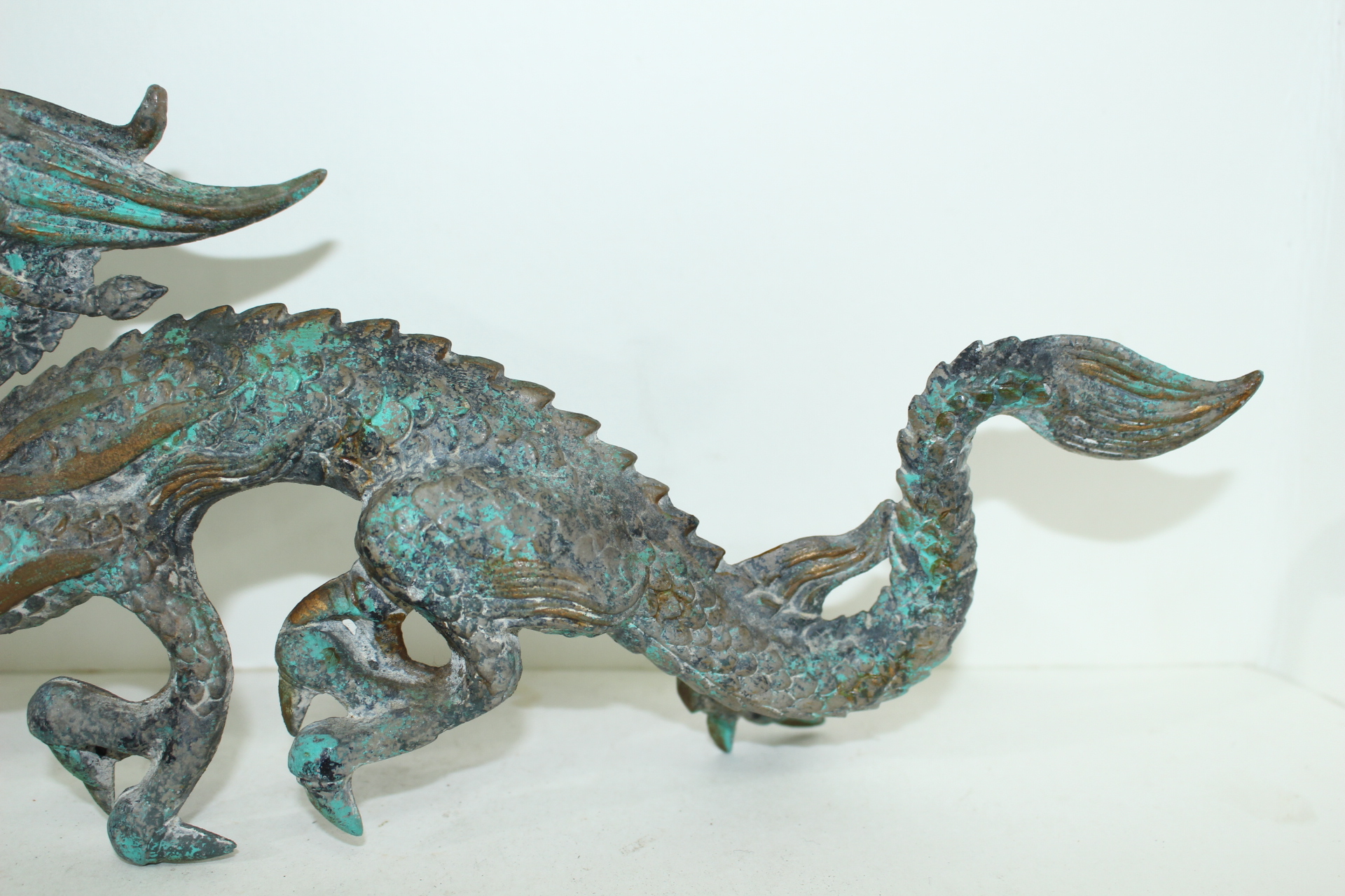 금속합금재질로된 용 조각상