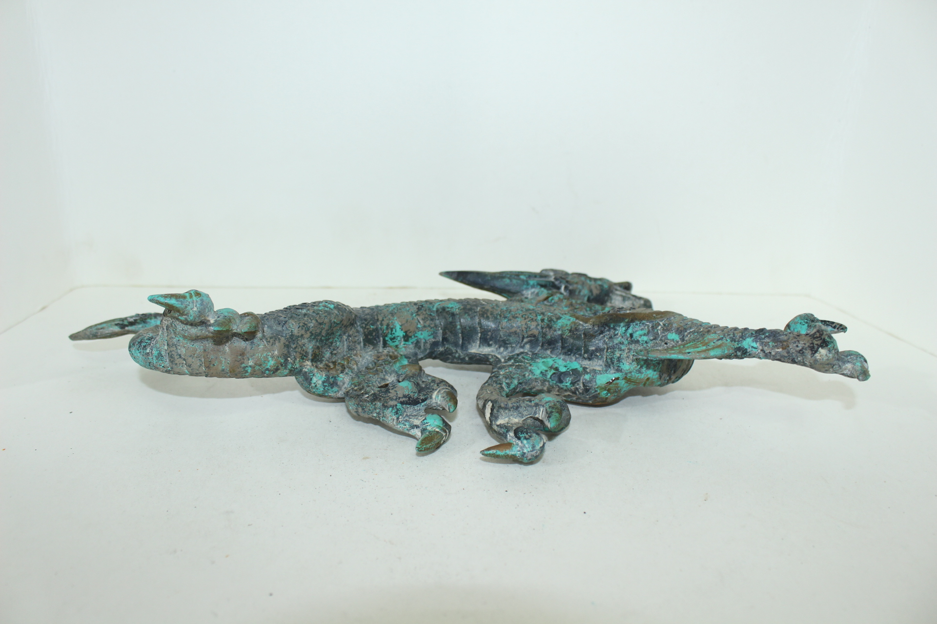 금속합금재질로된 용 조각상