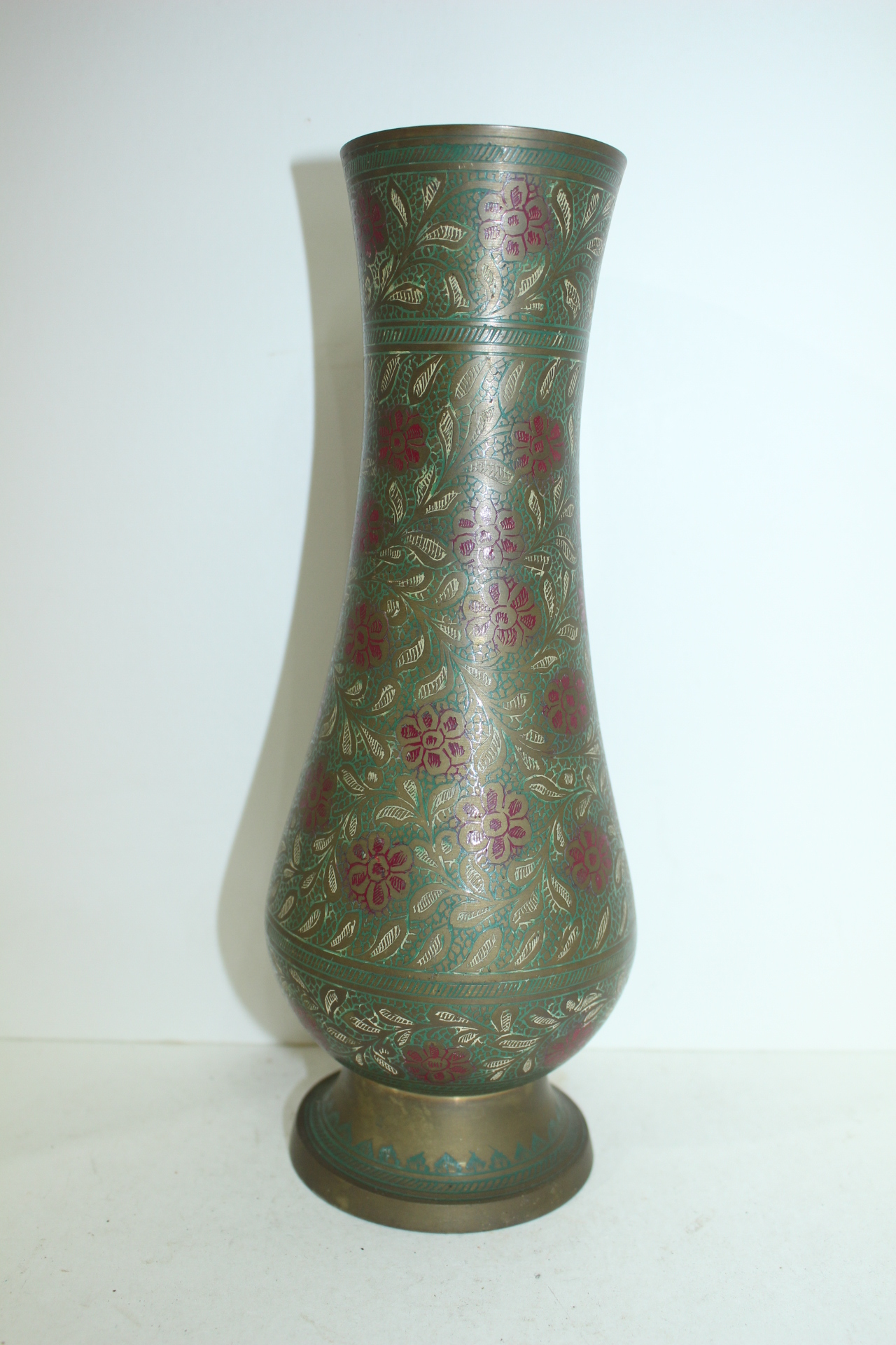 청동에 채색화문된 화병