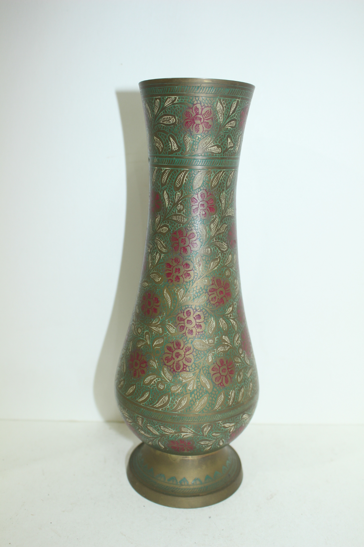 청동에 채색화문된 화병