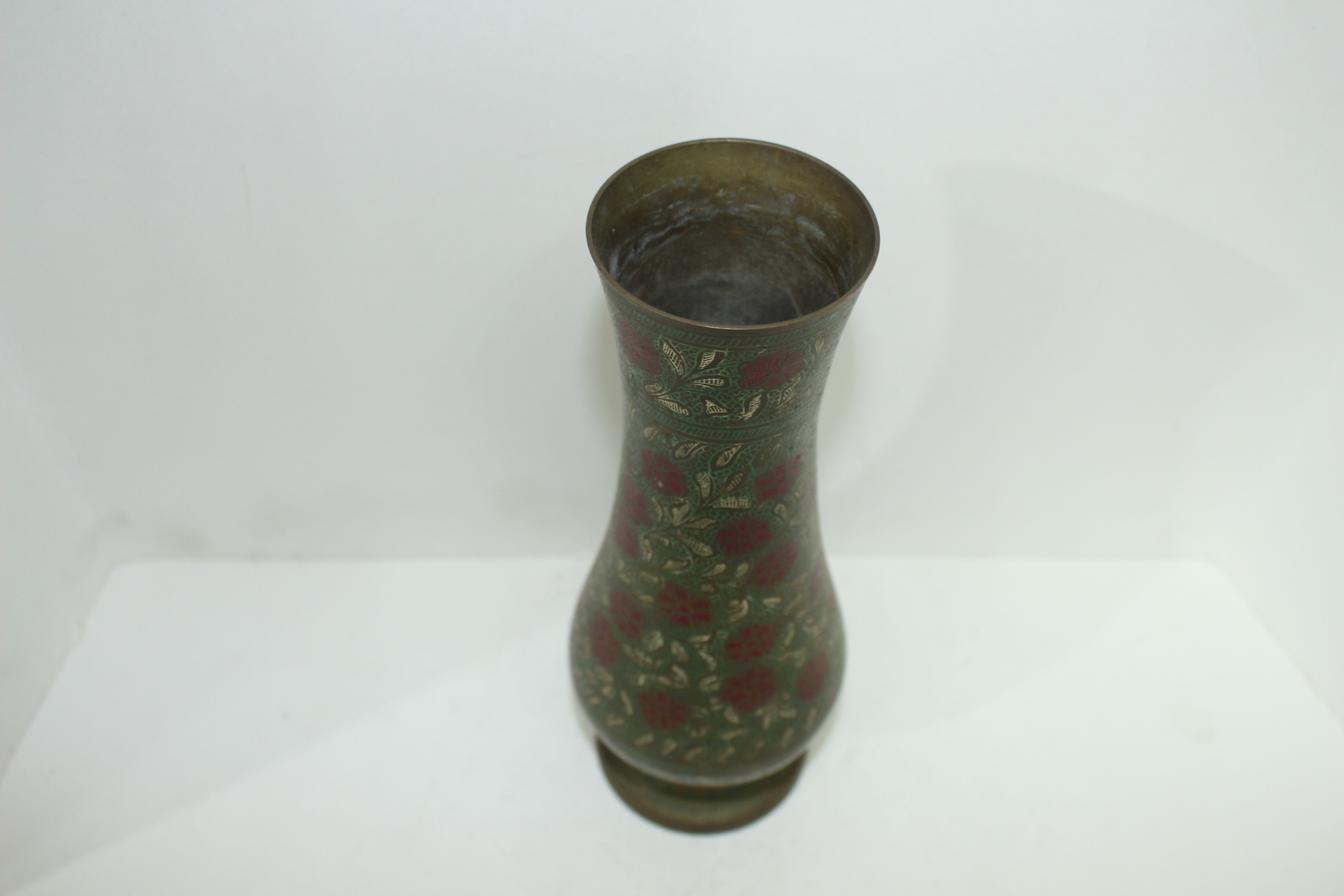 청동에 채색화문된 화병