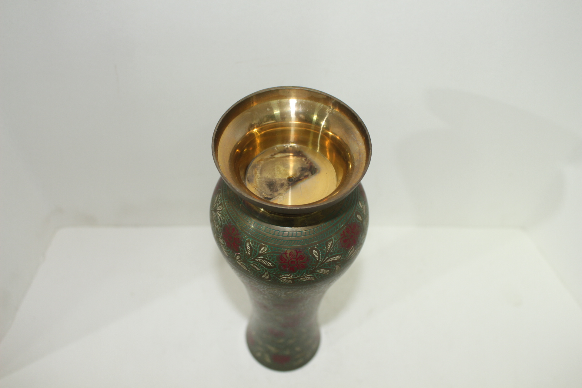 청동에 채색화문된 화병