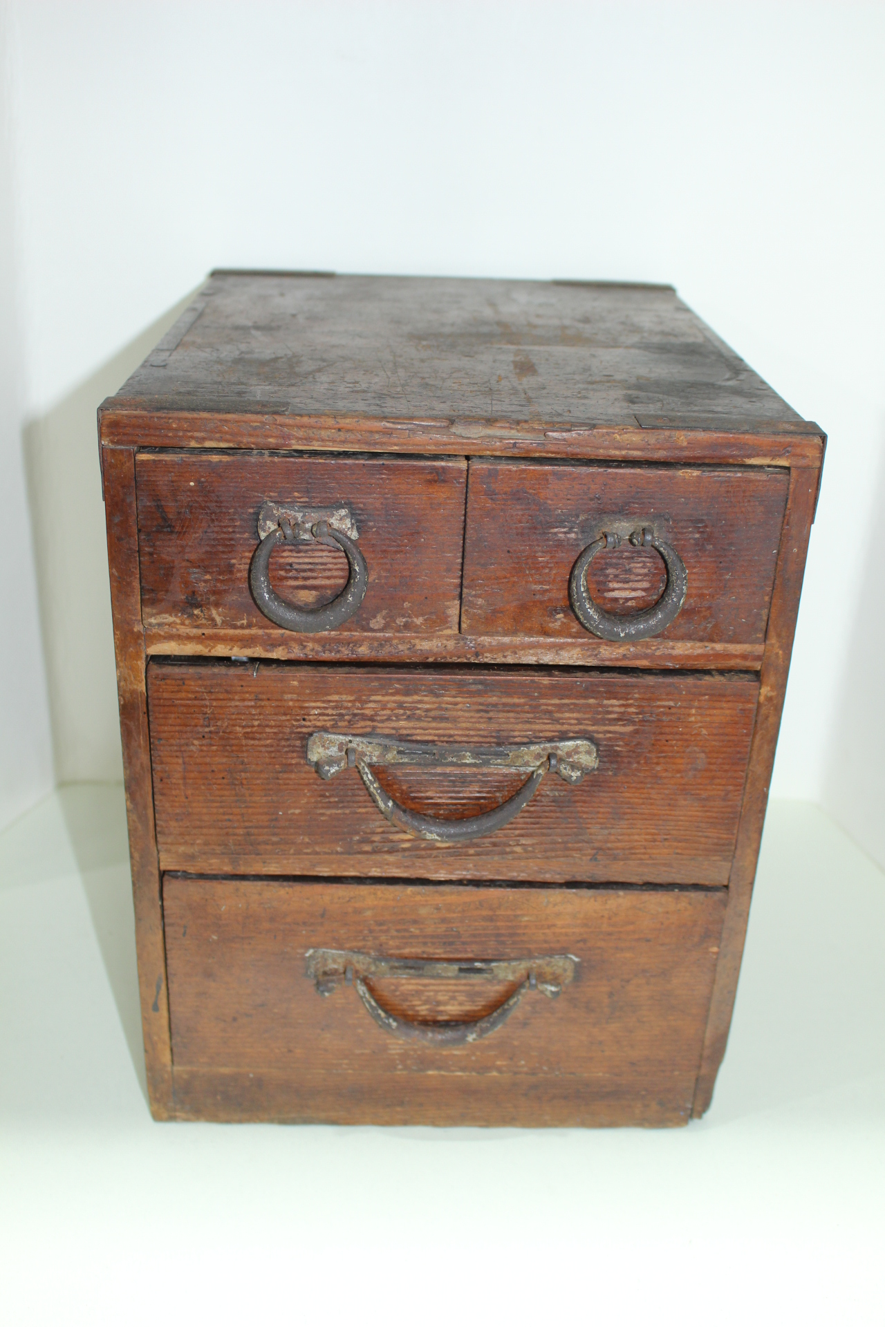 연대와 땟물이 좋은 소나무 삼단 서랍장