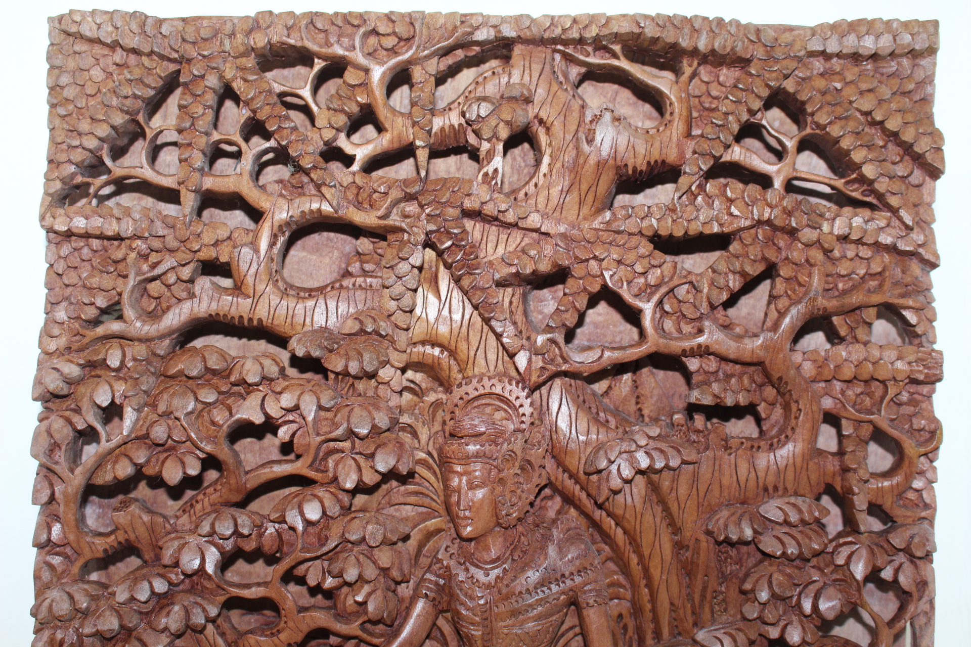 원목나무를 통으로 조각한 여인부조판