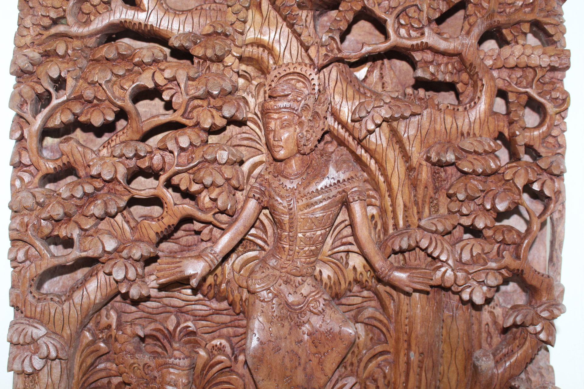 원목나무를 통으로 조각한 여인부조판