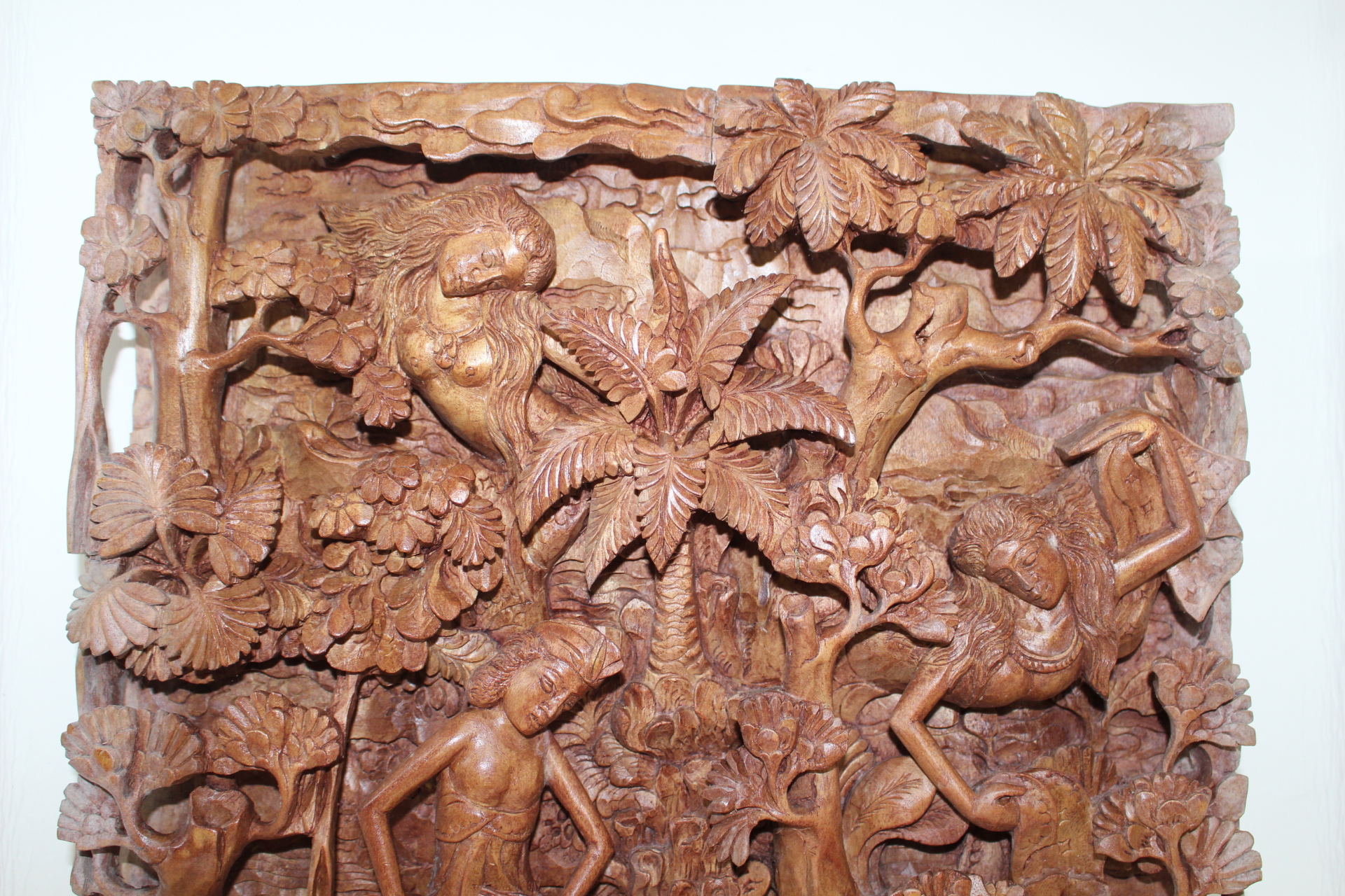 원목나무를 통으로 조각한 여인부조판