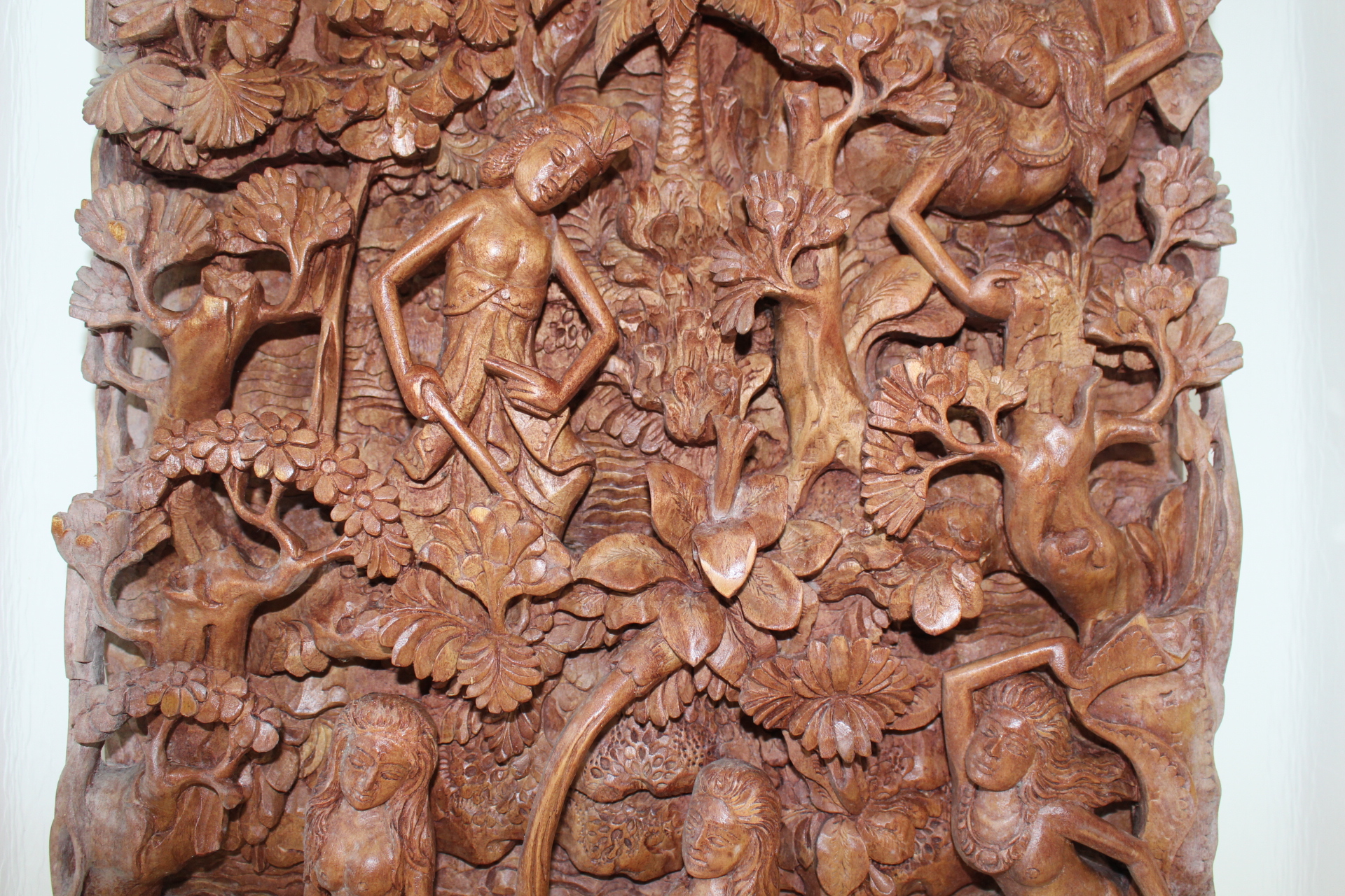 원목나무를 통으로 조각한 여인부조판