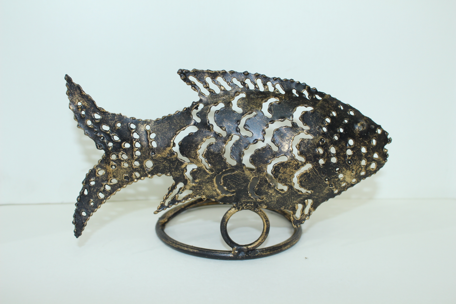 무쇠로된 물고기모양 촛대