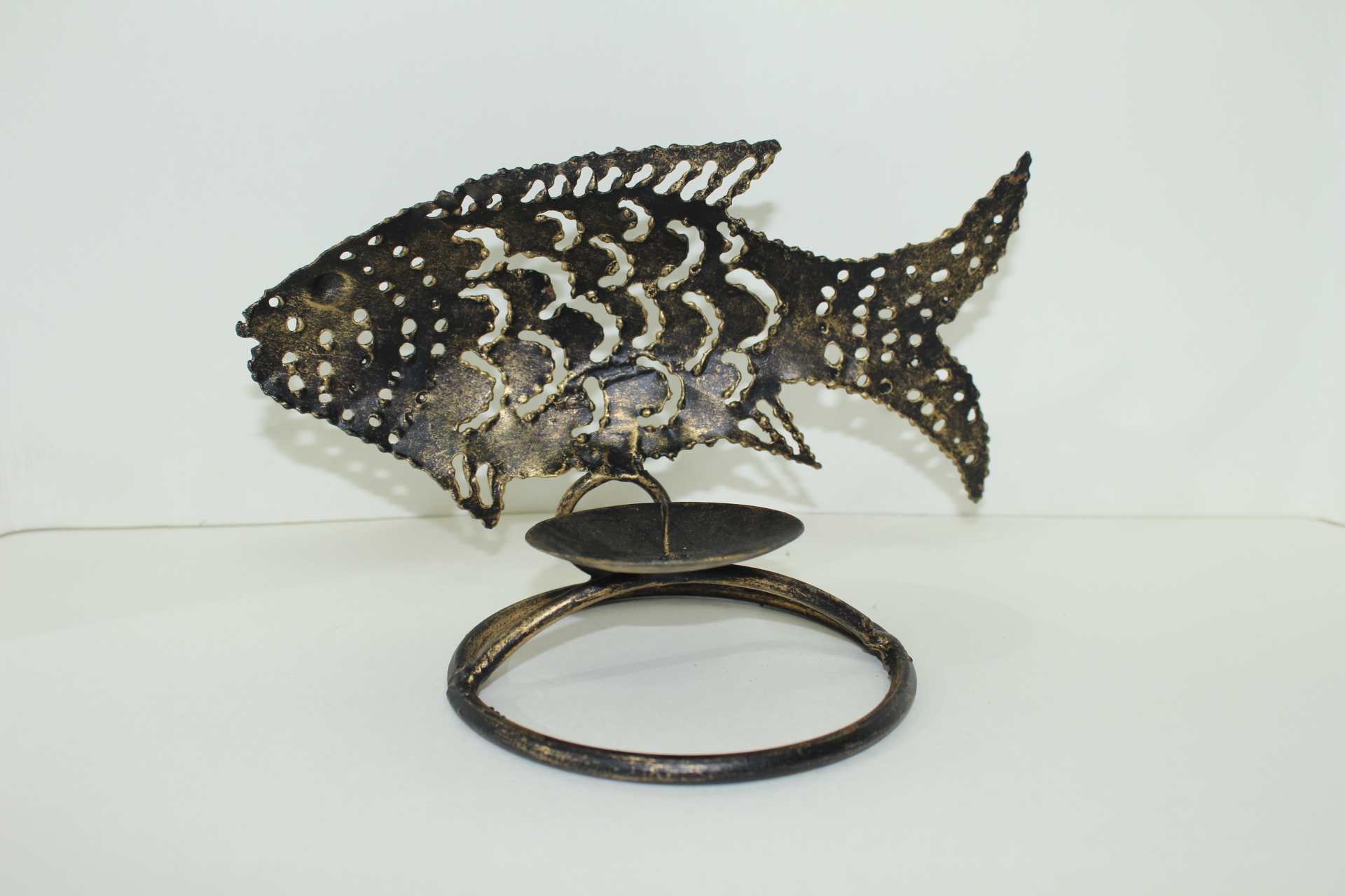 무쇠로된 물고기모양 촛대