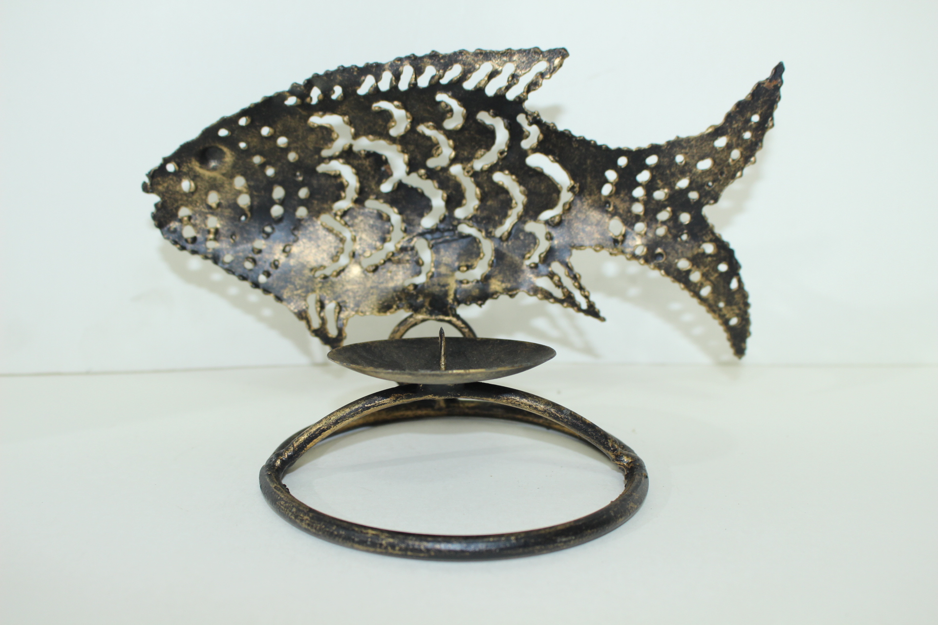 무쇠로된 물고기모양 촛대