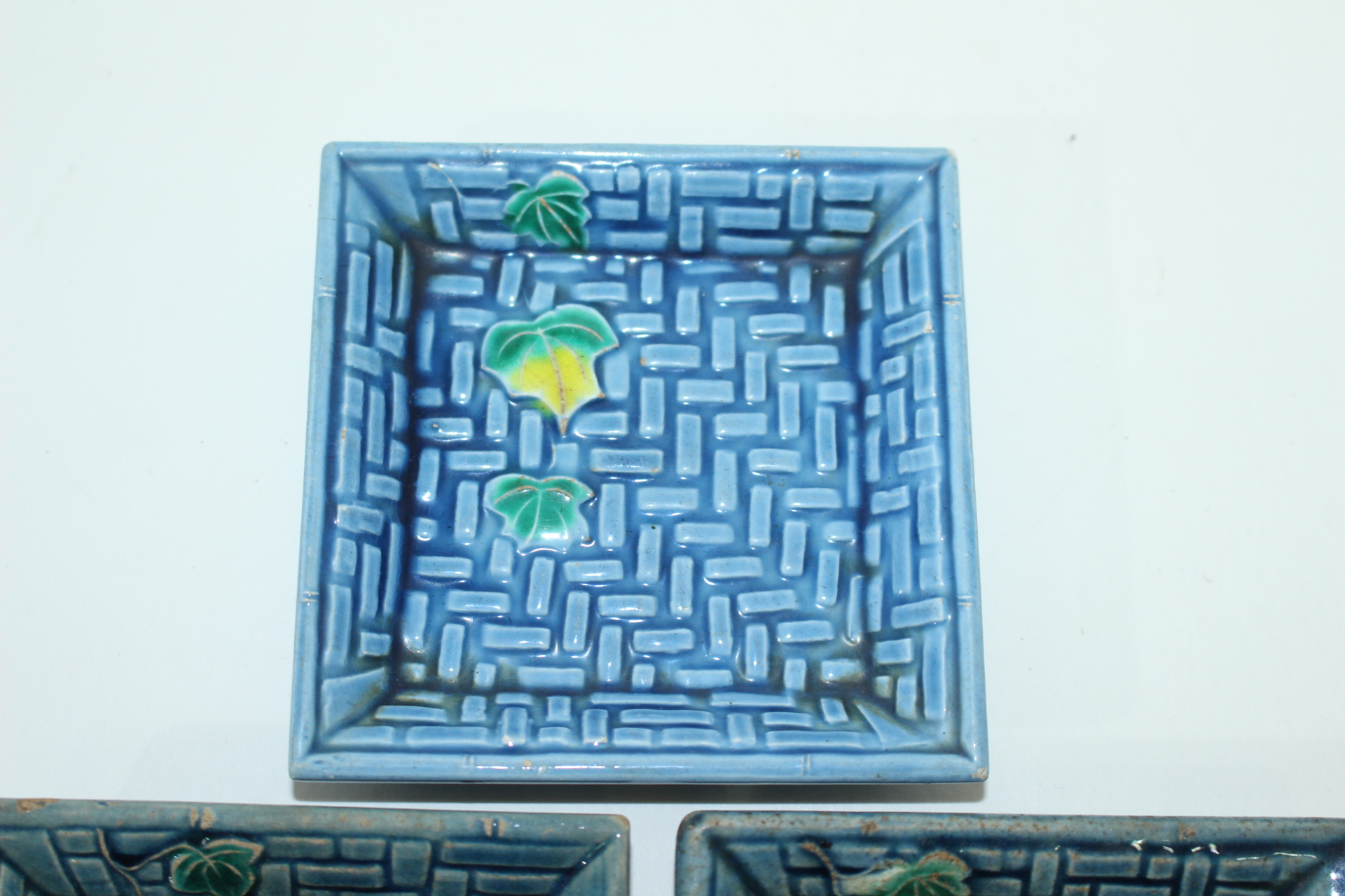 연대가좋은 청자양각포도문 사각완 3점