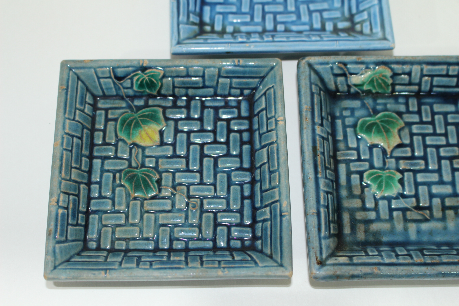 연대가좋은 청자양각포도문 사각완 3점