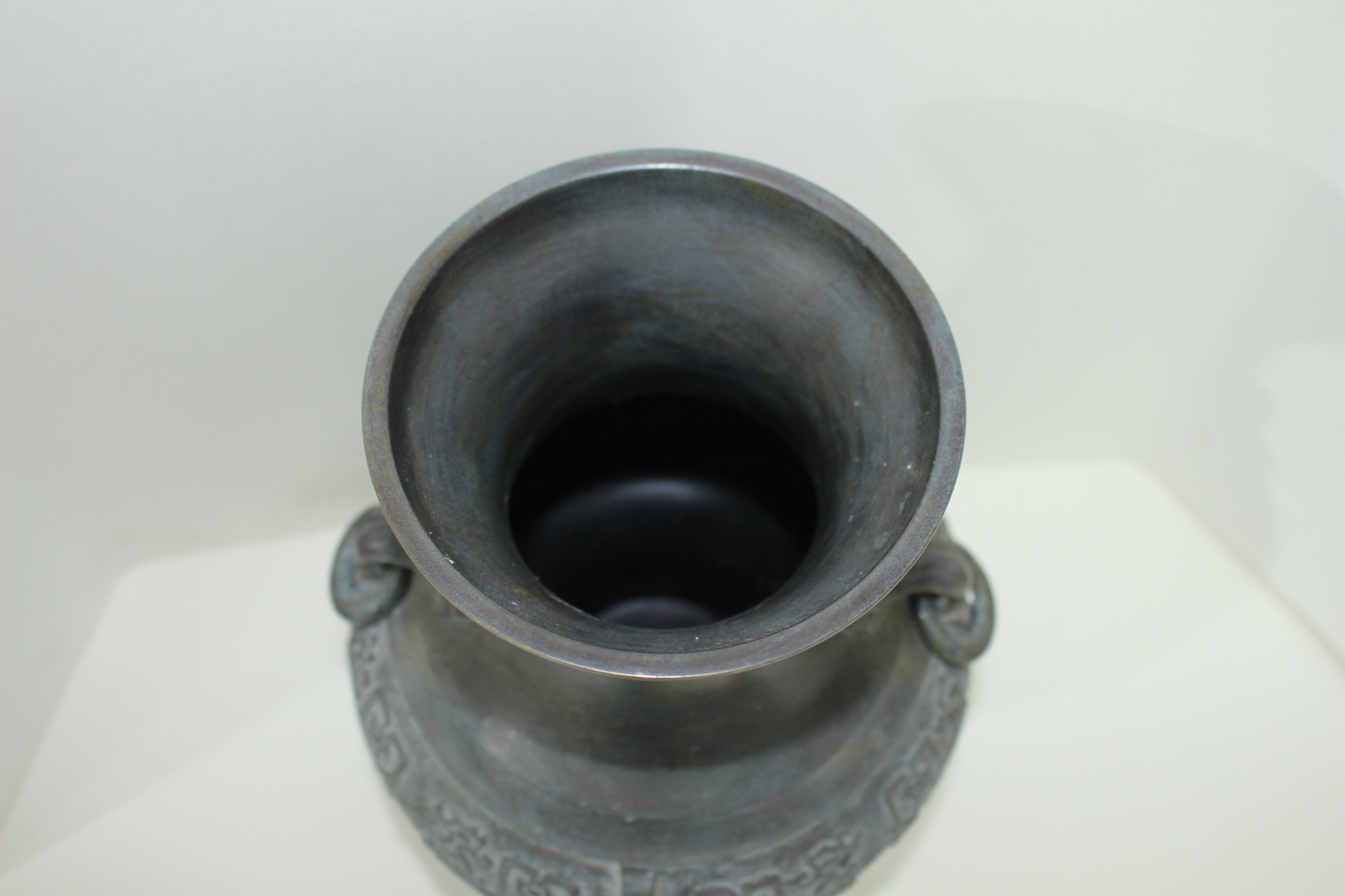 묵직한 청동으로된 이귀추상화문 호