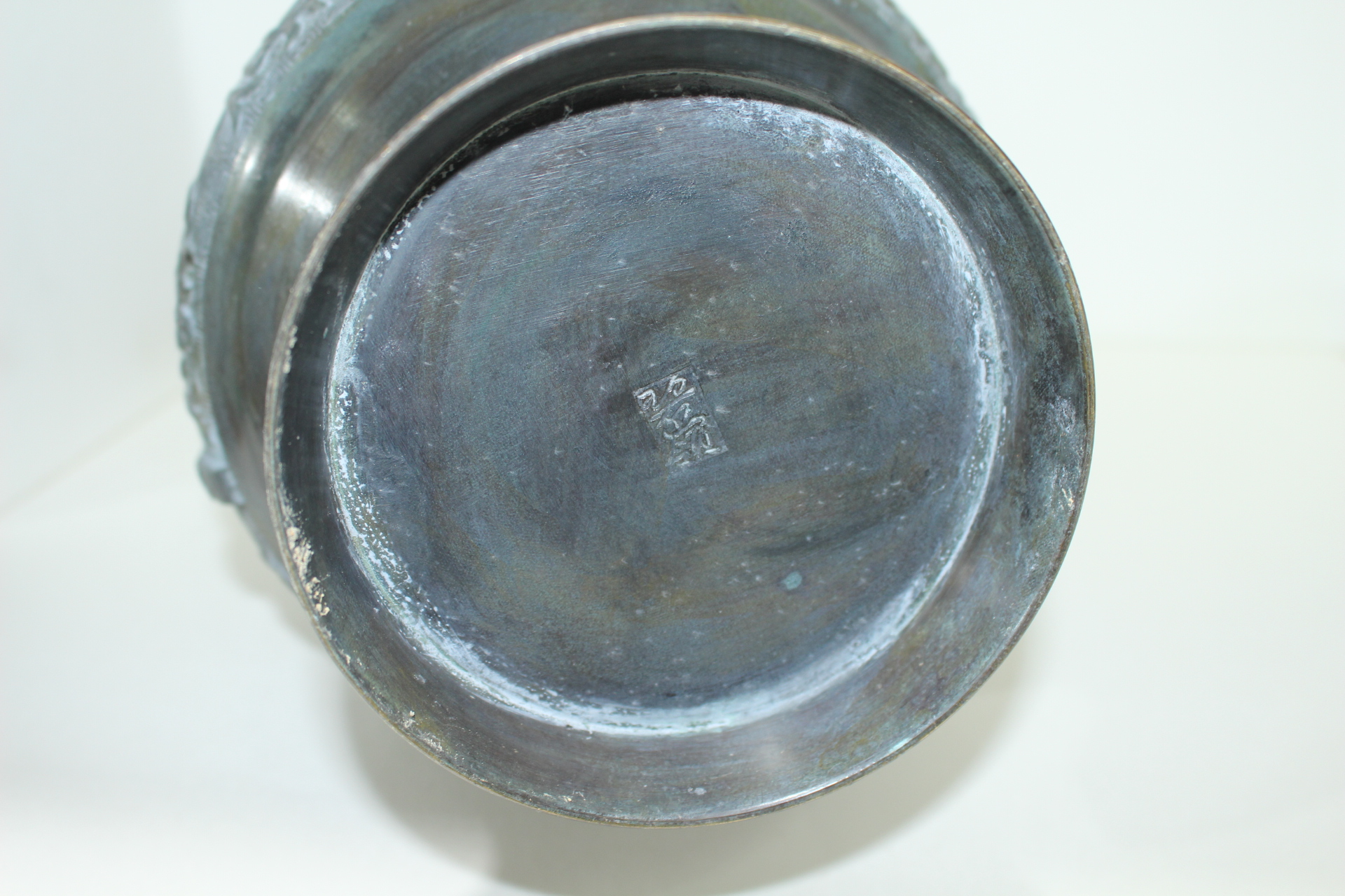 묵직한 청동으로된 이귀추상화문 호