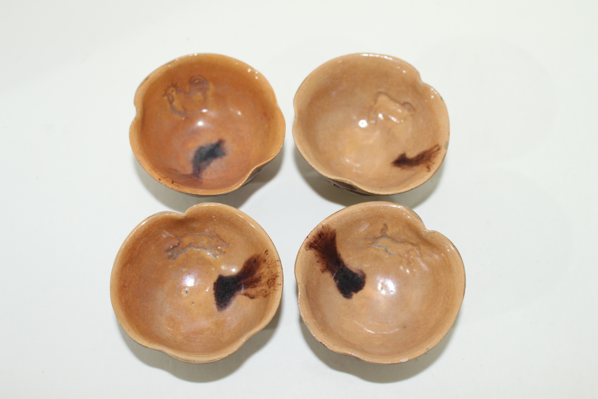 연대가좋은 분청자양각동물문 잔 4점