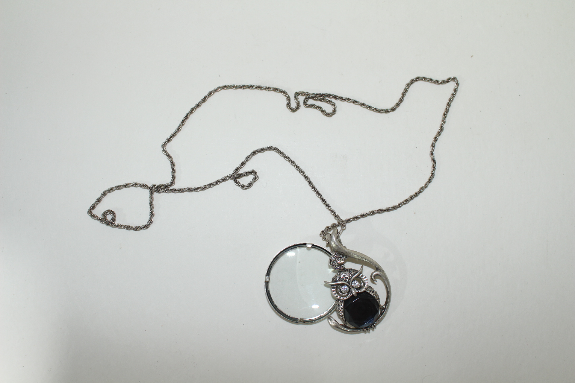 보석이 장식된 부엉이와 돋보기 목걸이