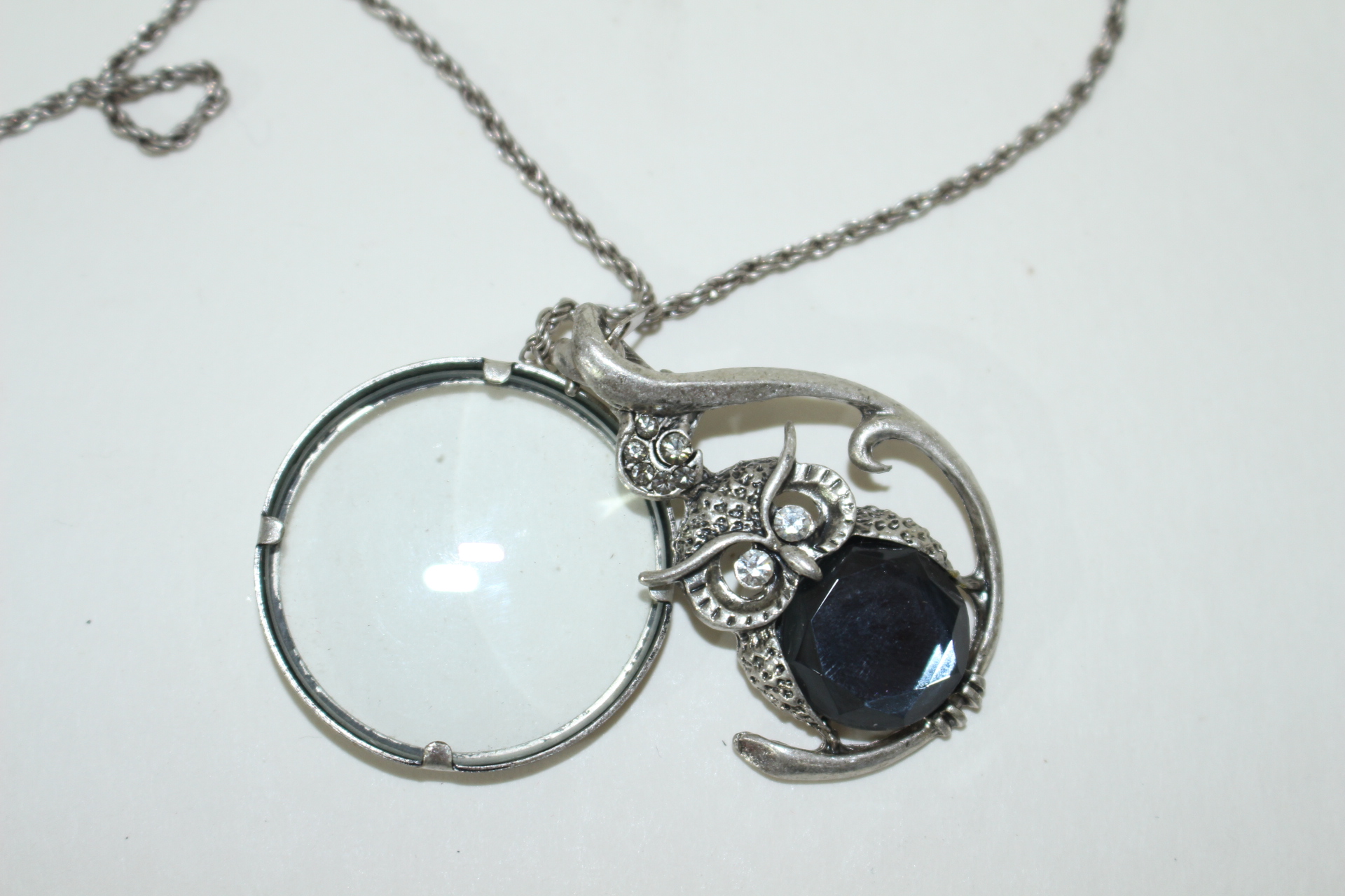 보석이 장식된 부엉이와 돋보기 목걸이