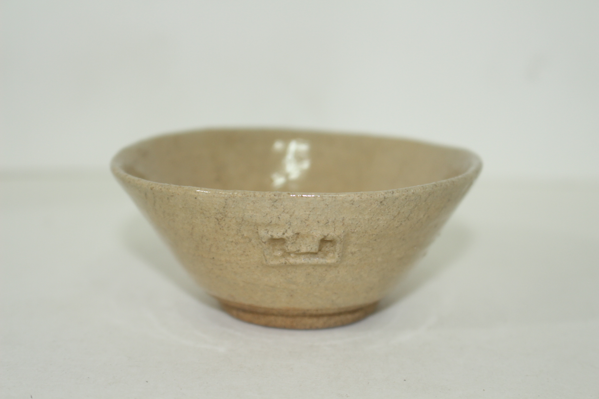 연대가좋은 청자 양각문자문 잔