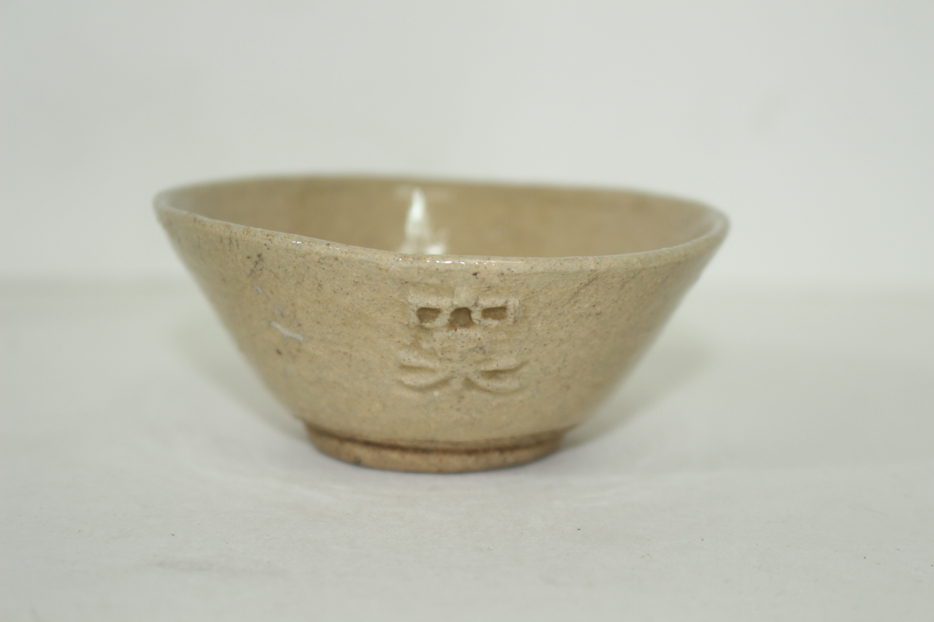 연대가좋은 청자 양각문자문 잔