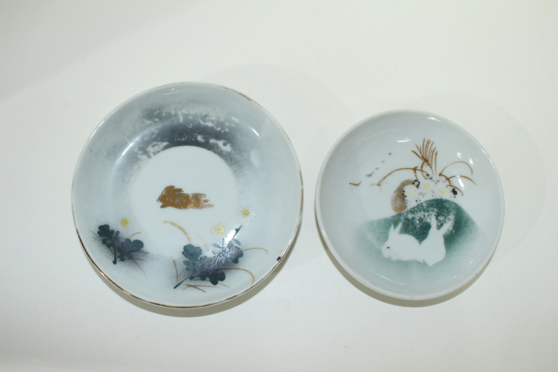 외사기 연대의 백자 금채토끼문 완 2점