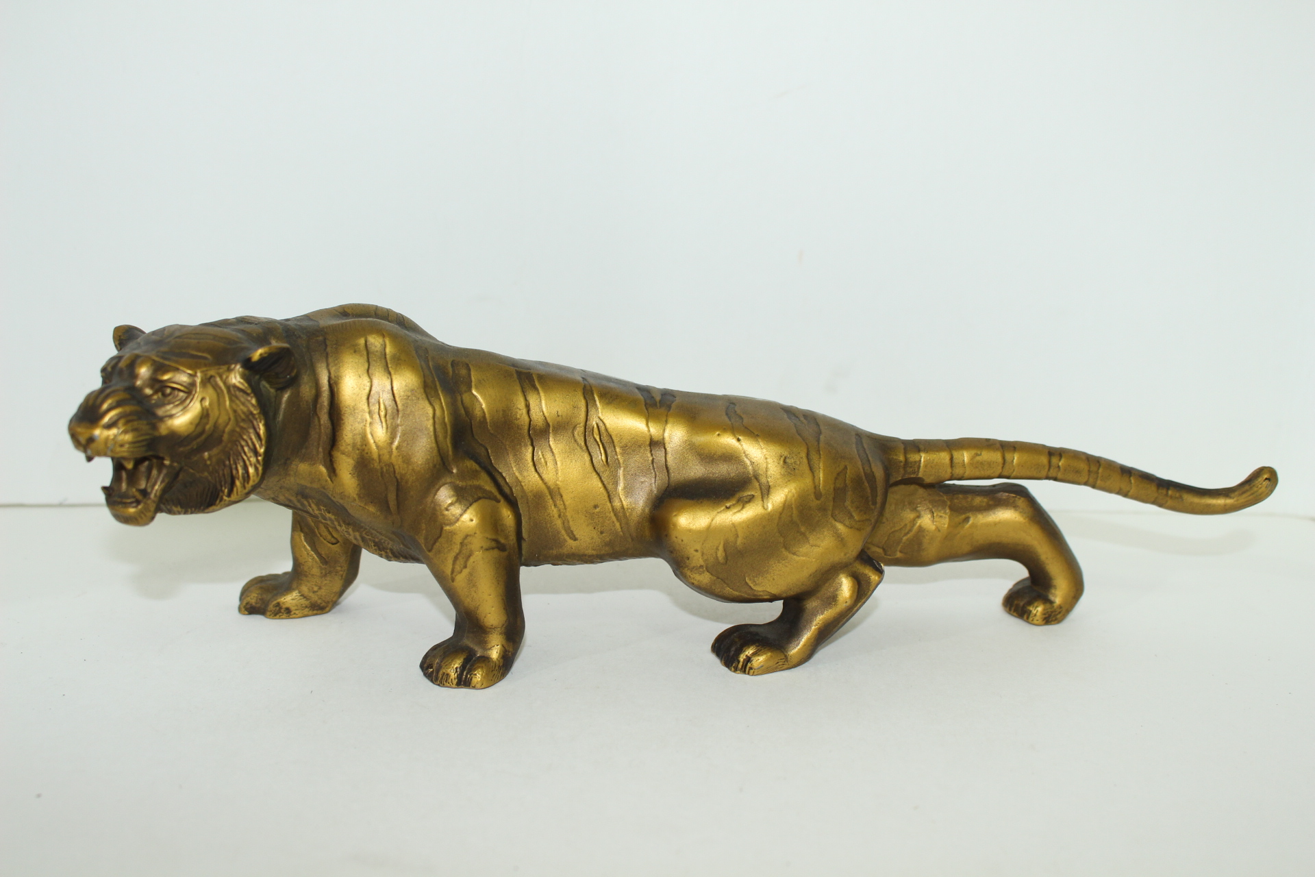 금속재질로된 호랑이 조각상