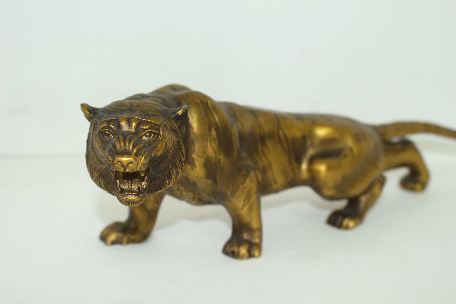 금속재질로된 호랑이 조각상