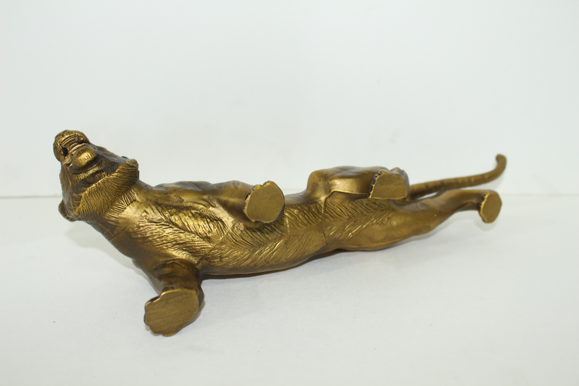 금속재질로된 호랑이 조각상