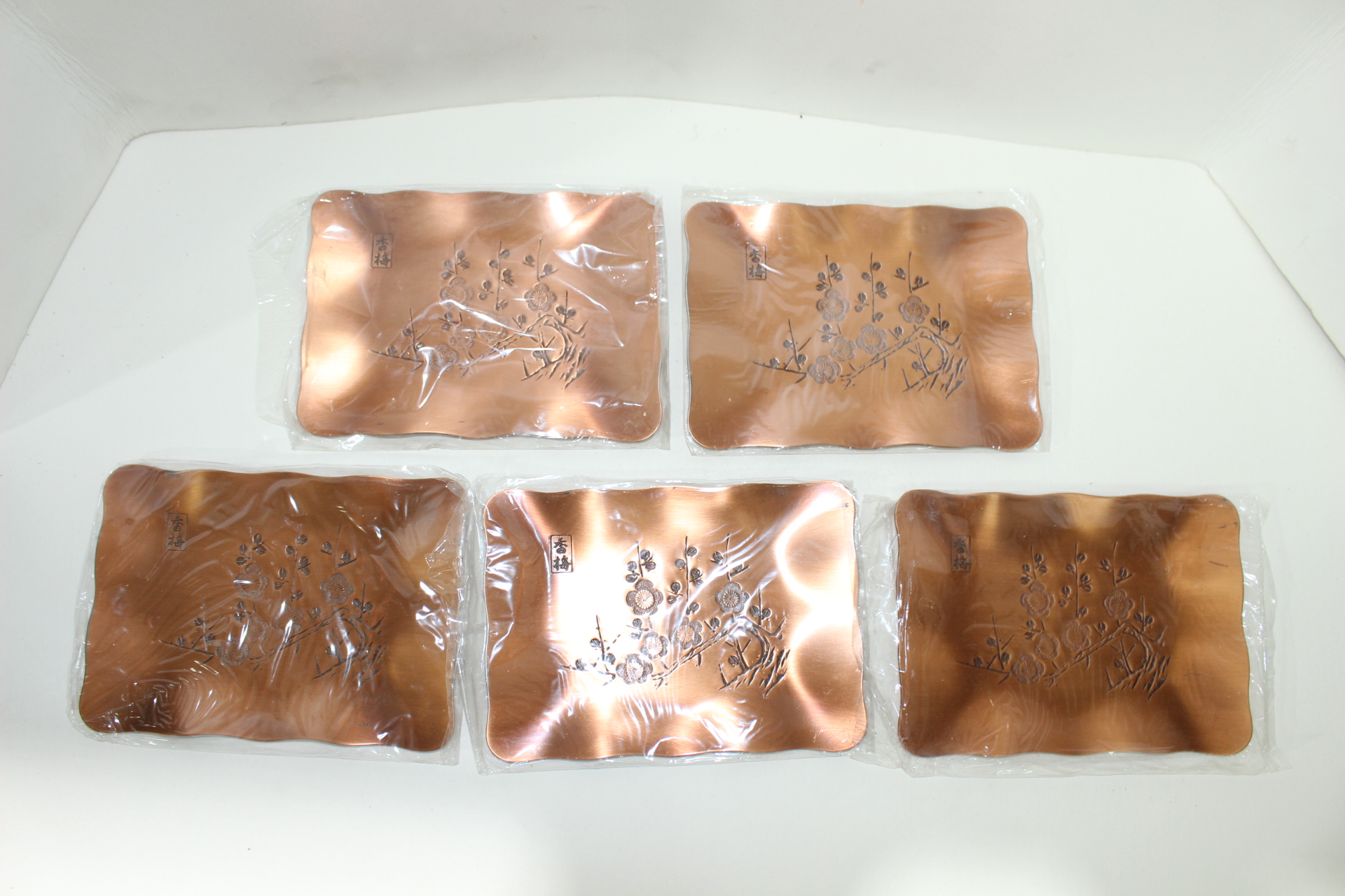 무게감이 있는 화문이 조각된 차탁 5점셋트