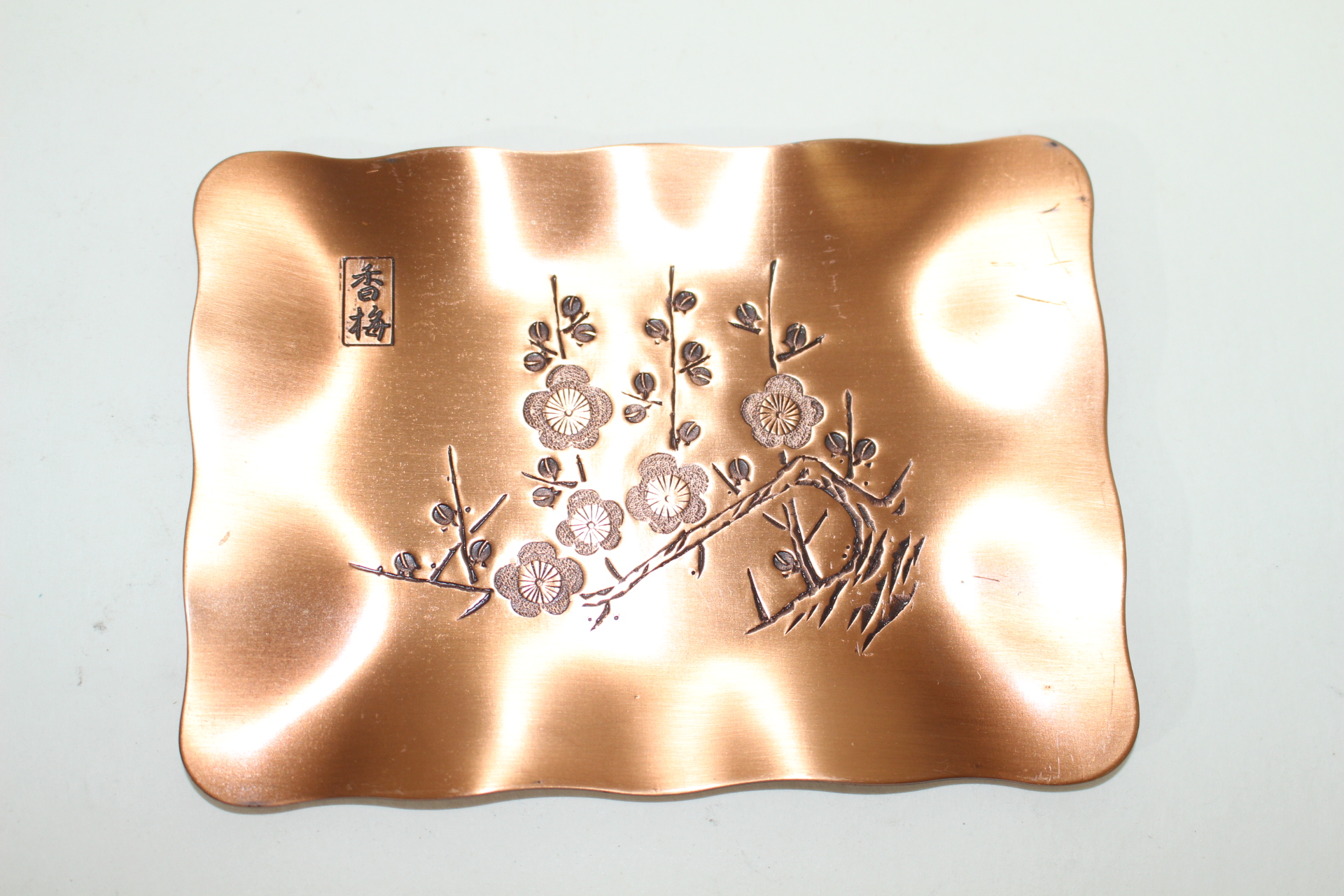 무게감이 있는 화문이 조각된 차탁 5점셋트