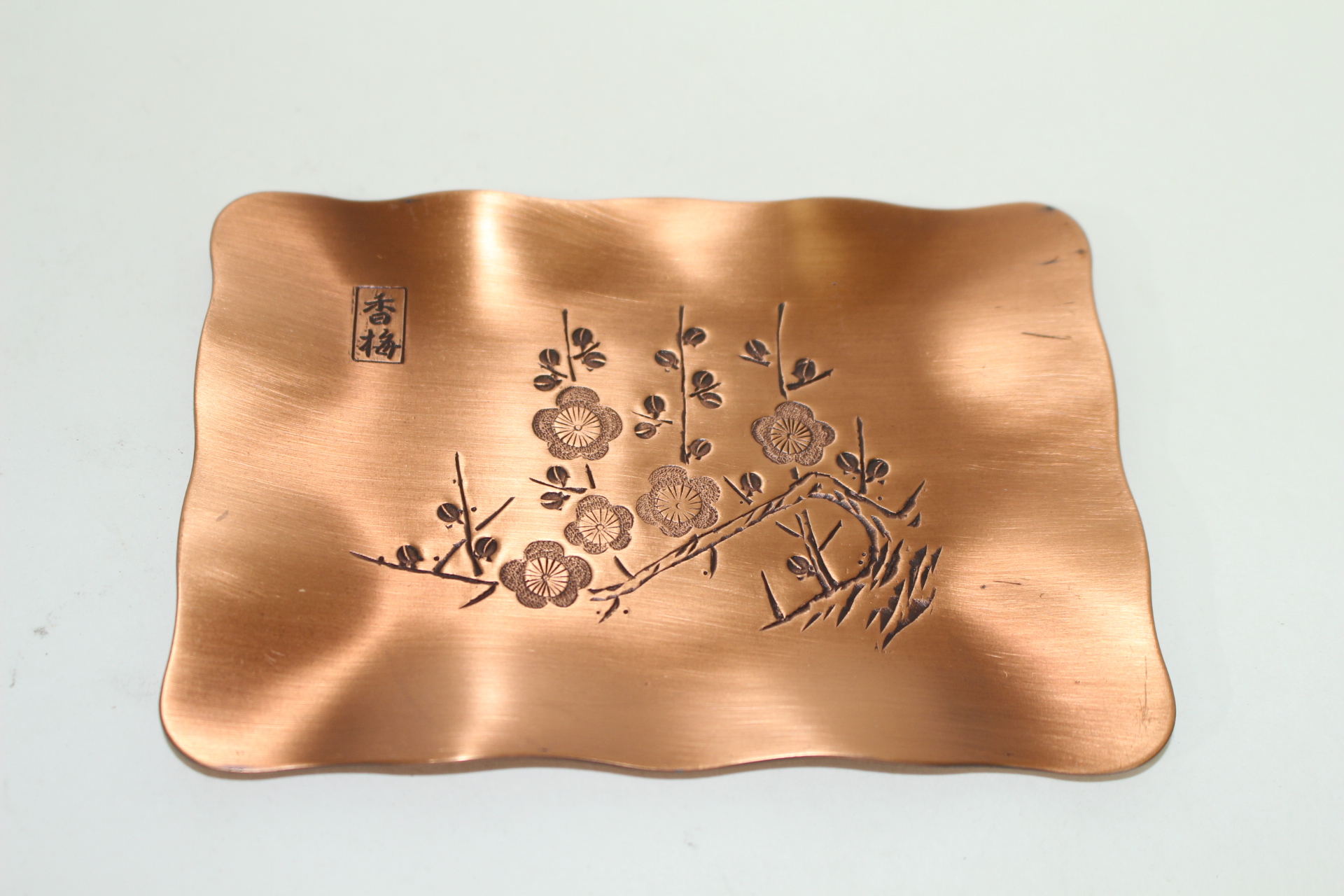 무게감이 있는 화문이 조각된 차탁 5점셋트