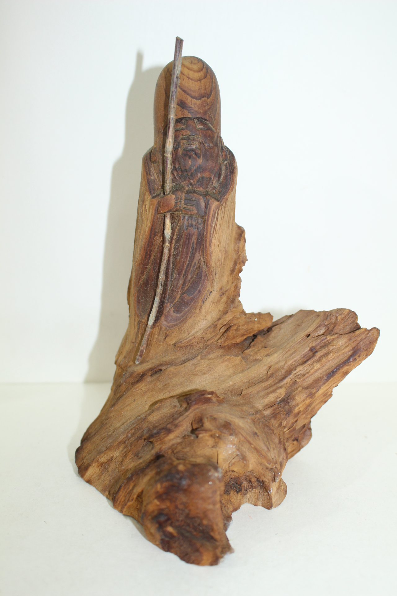 원목나무 간솔부분에 조각된 도인조각상