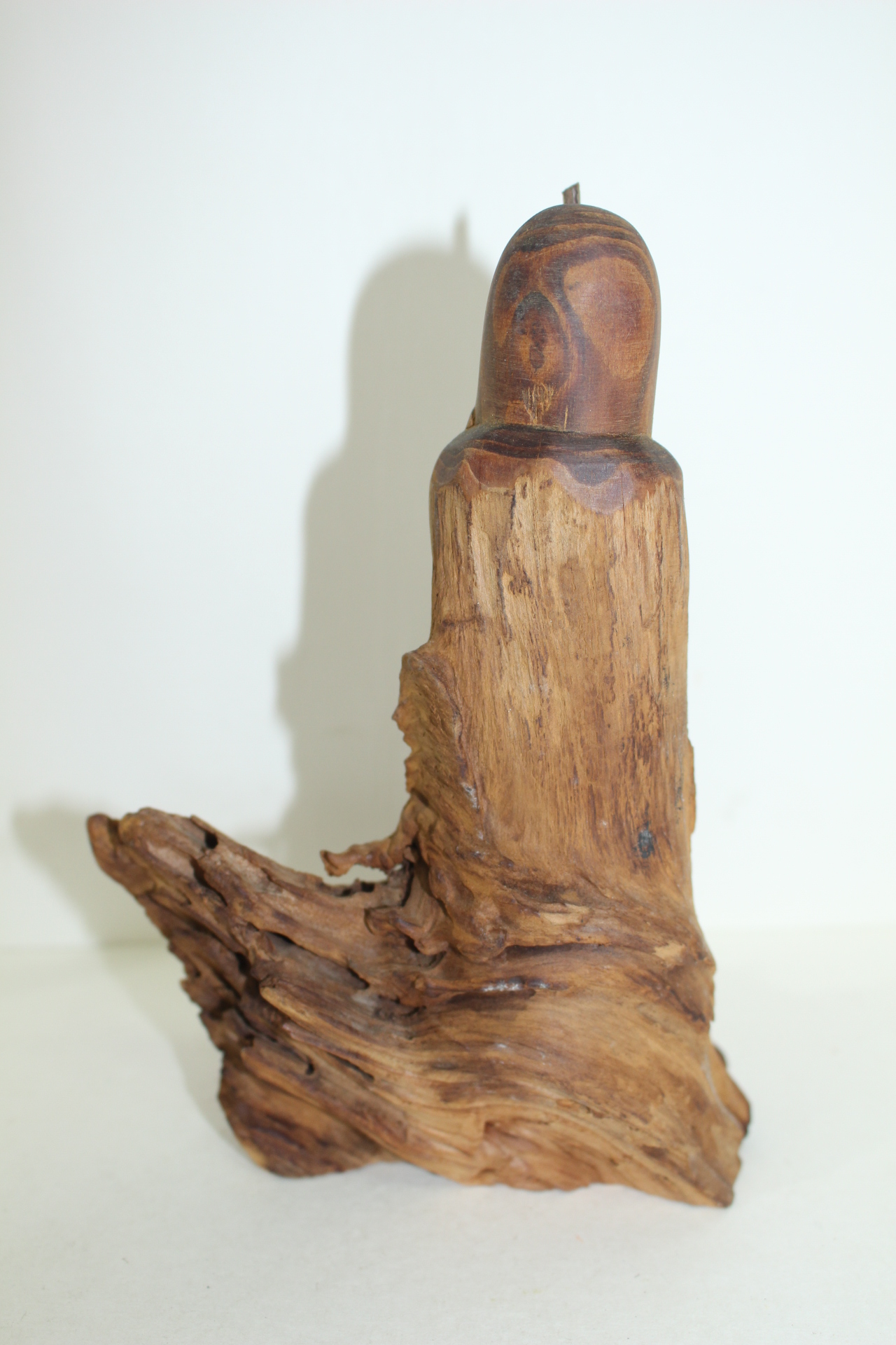 원목나무 간솔부분에 조각된 도인조각상