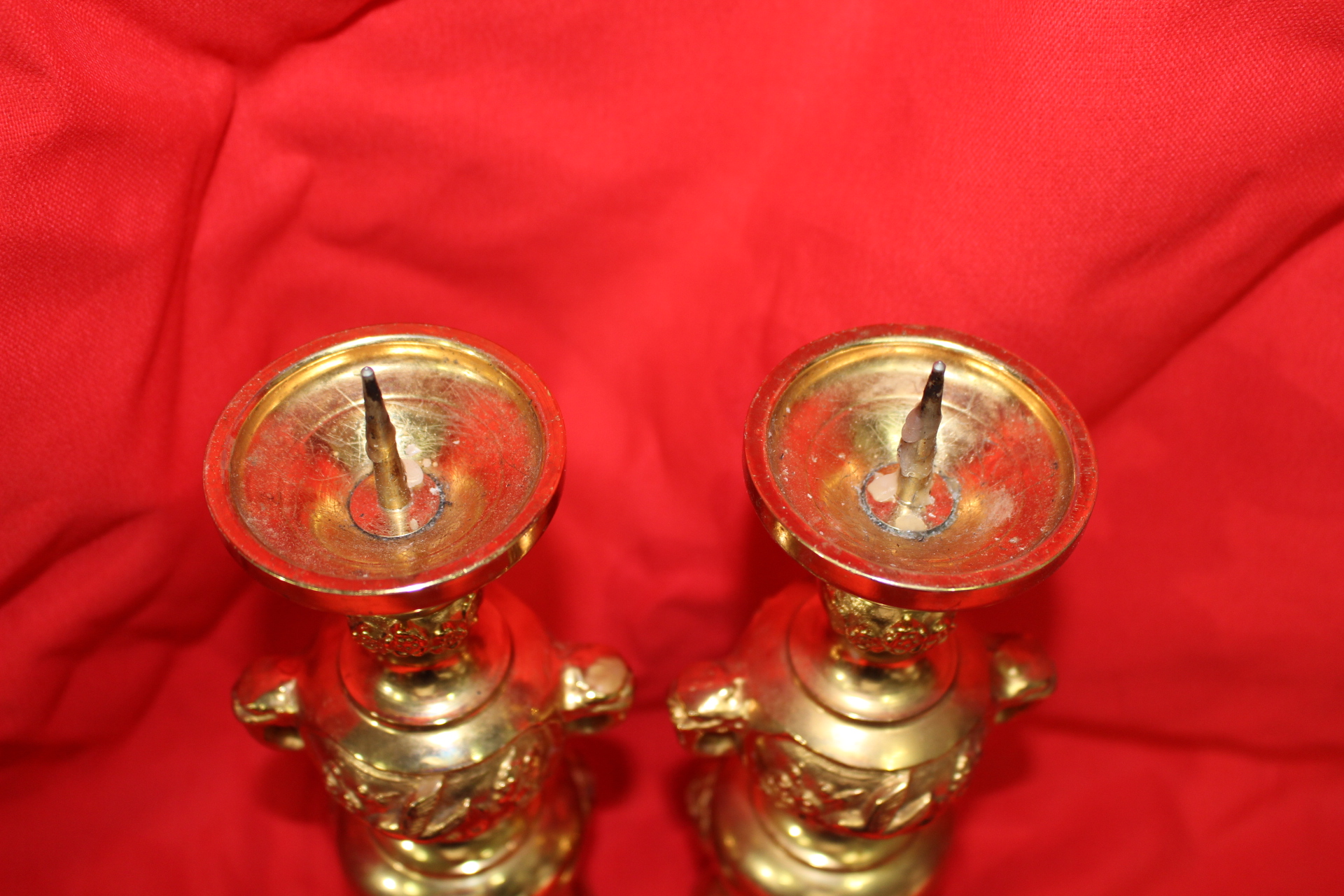 묵직한 청동에 순금(純金)채된 양각화문이귀 촛대 1쌍