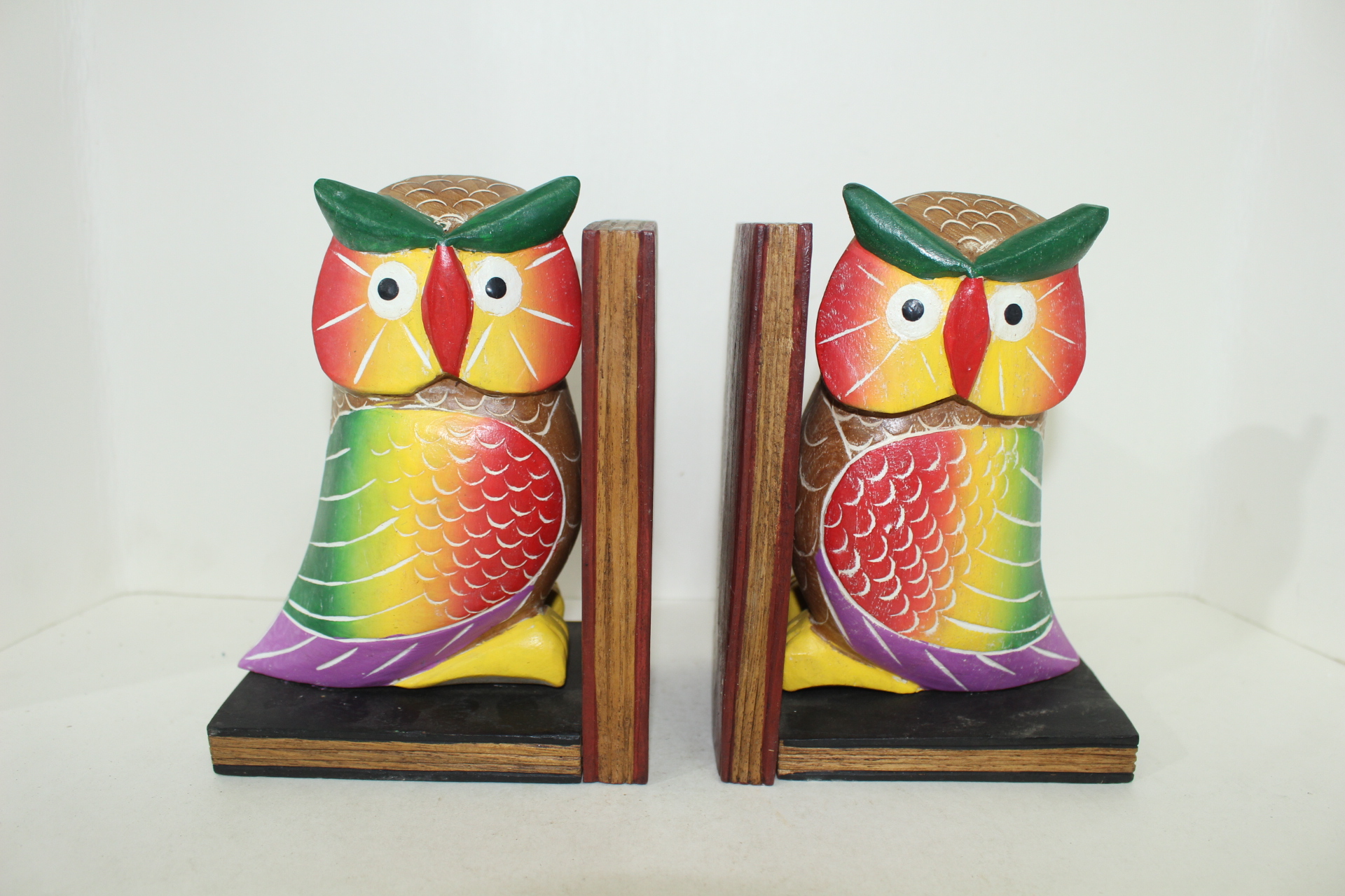 묵직한 나무에 부엉이조각된 책꽂이