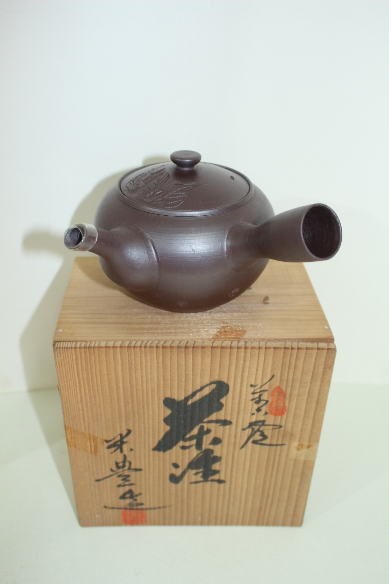 중형크기의 자사도자기 음각화문 다관